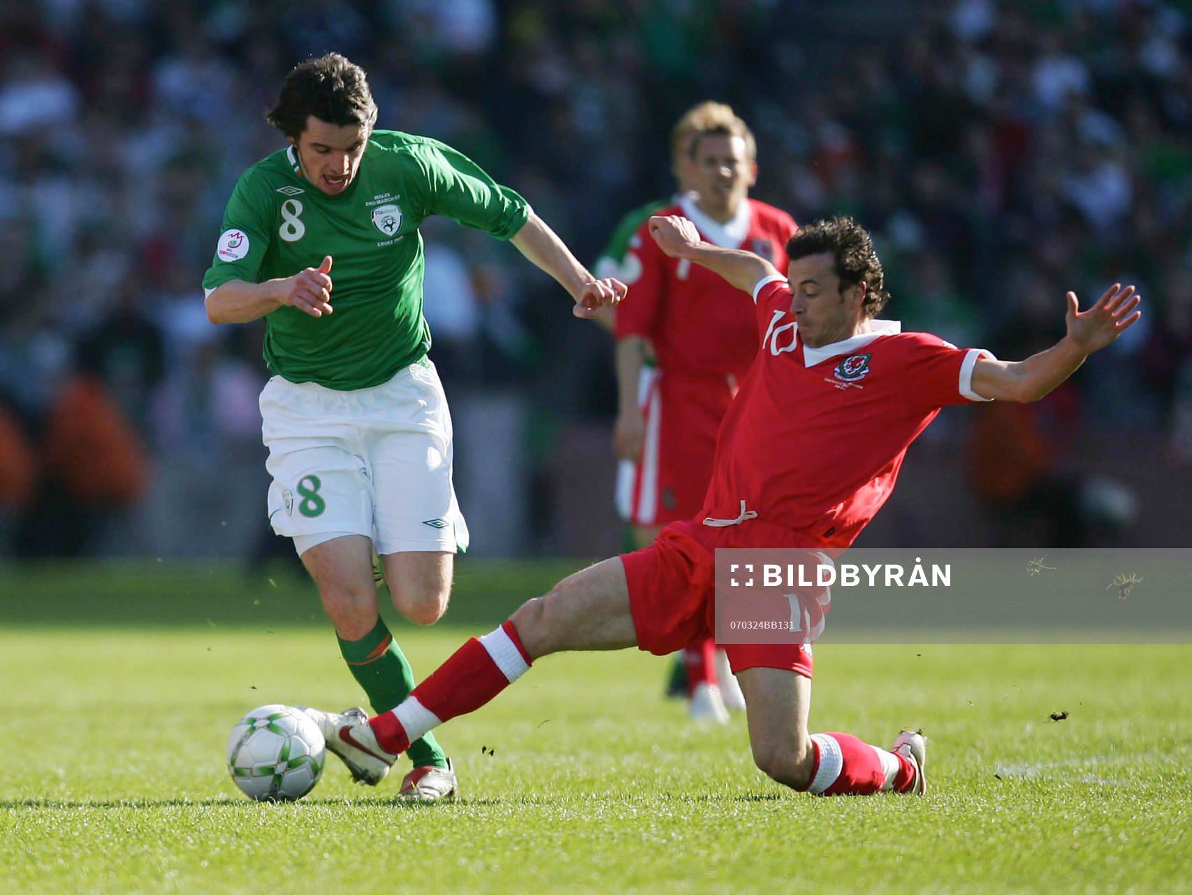 Jonathan Douglas, Irland och Simon Davies, Wales