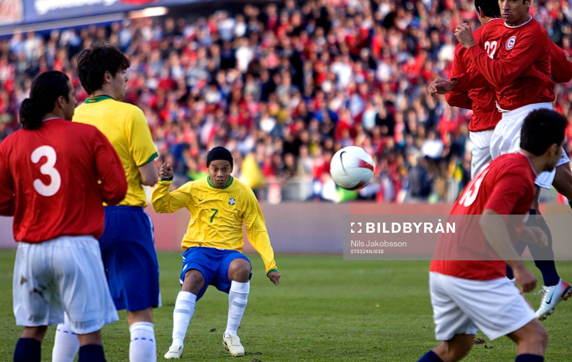 Ronaldinho, Brasilien, slår en frispark i mål