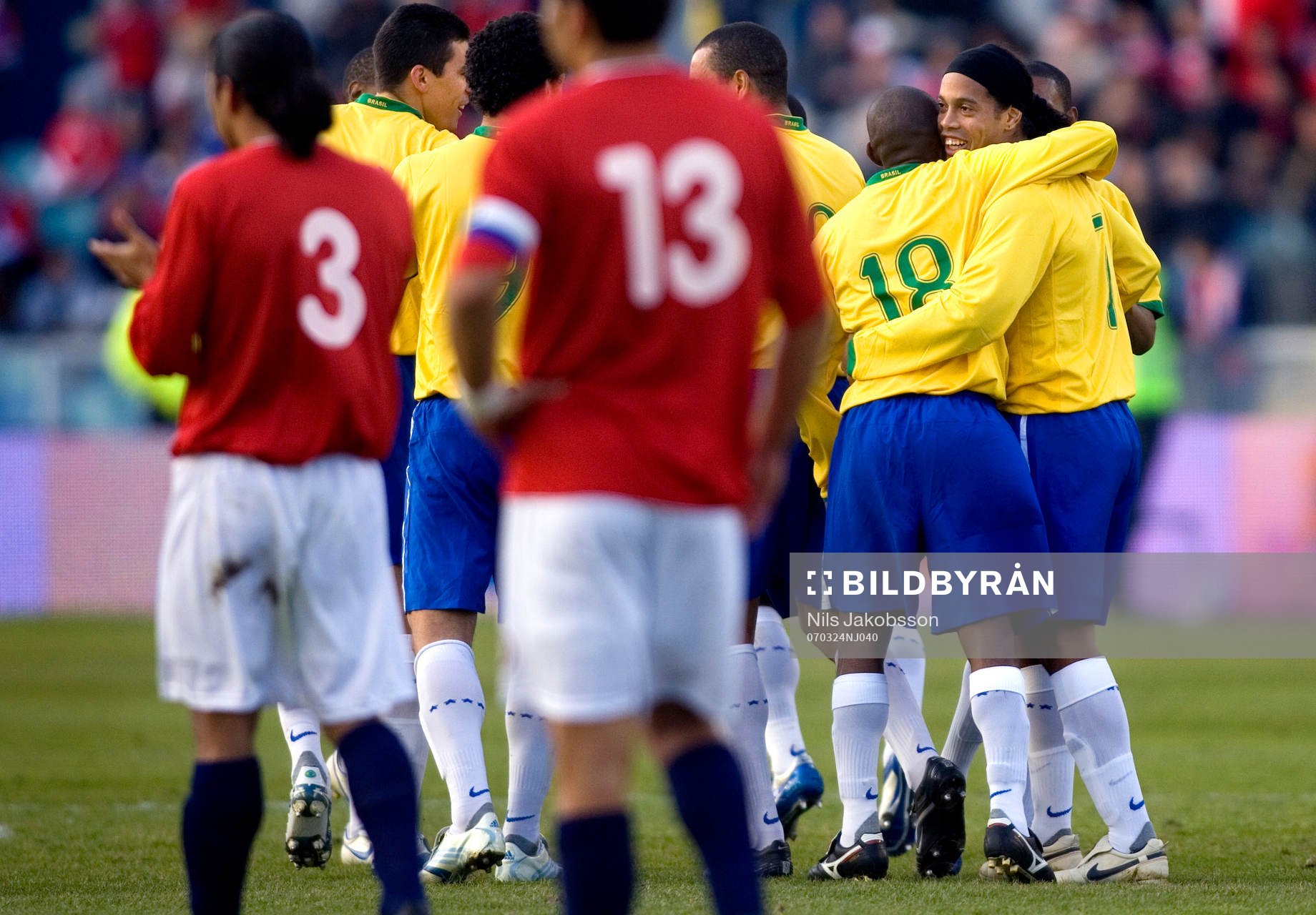 Ronaldinho har gjort mål på frispark och kramas om av