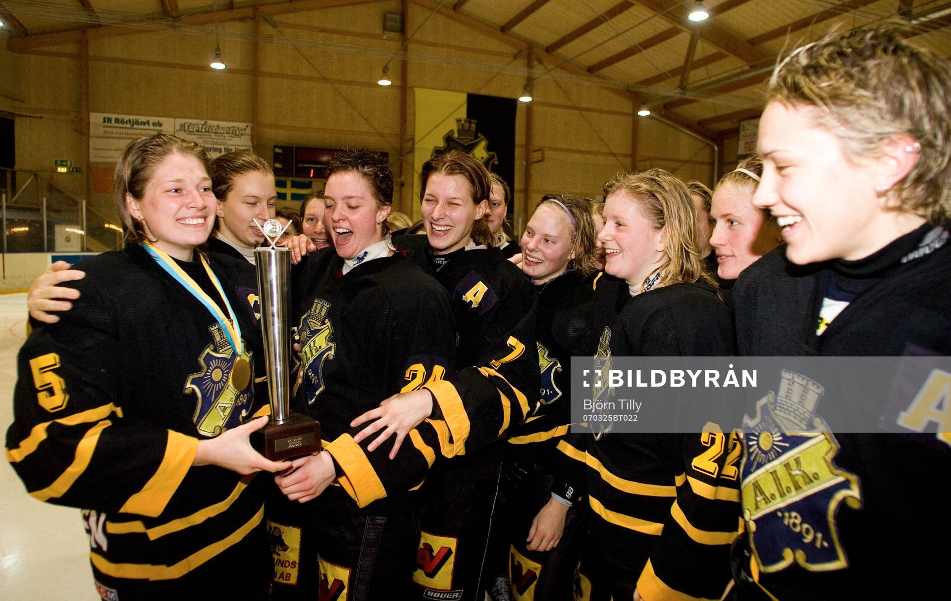 Emelie Berggren, AIK mfl.  med SM-pokalen. Jubel, glädje,