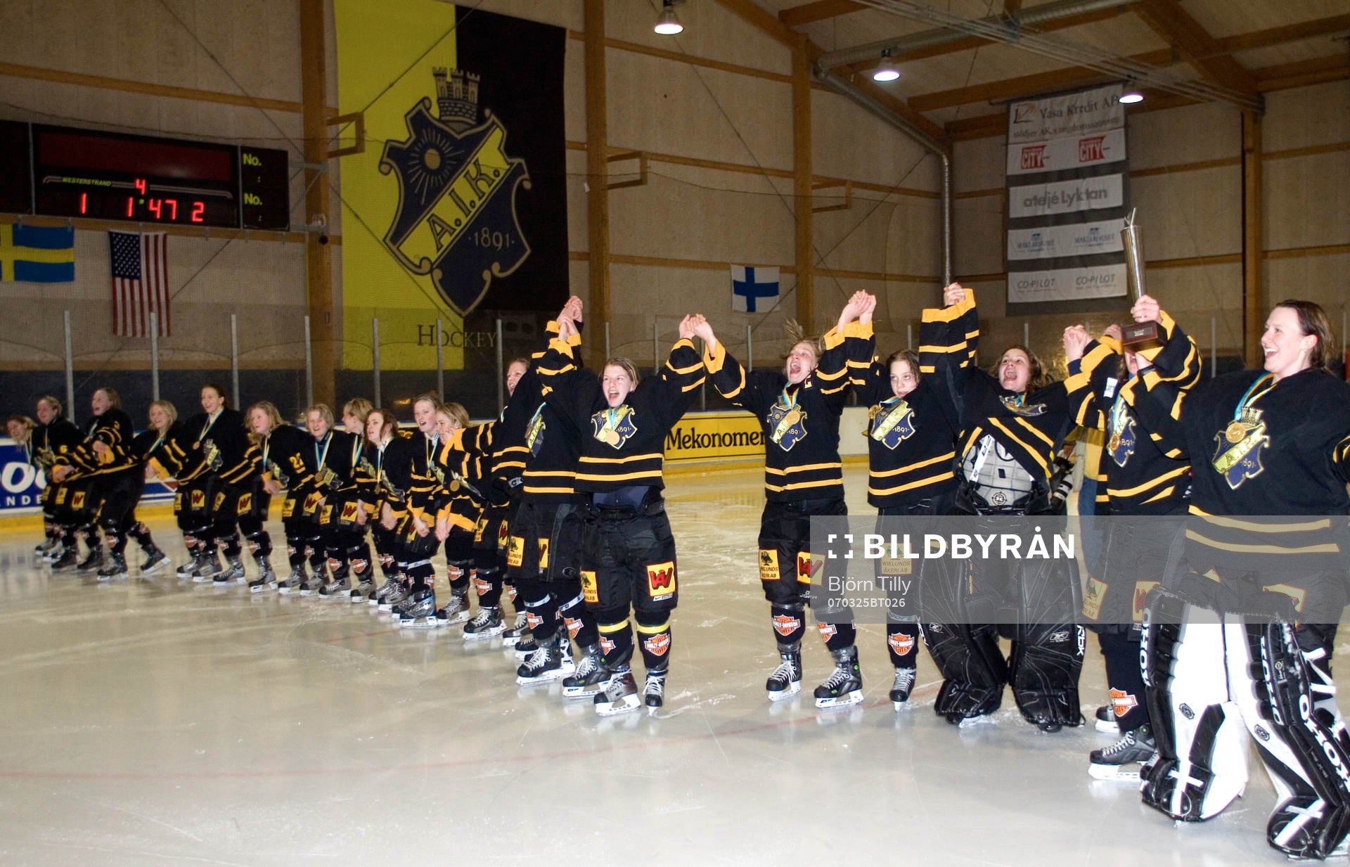 Svenska mästarinnorna AIK tackar sina supporters.  Jubel,