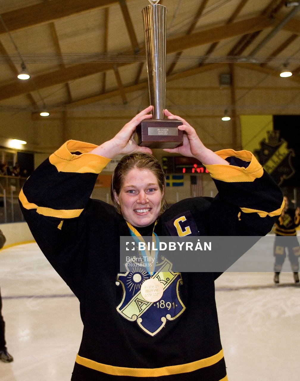 Emelie Berggren, AIK med SM-pokalen. Jubel, glädje, pokal,