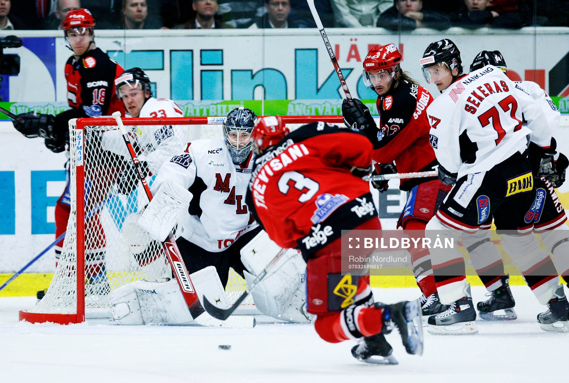 Carter Trevisani, Södertälje skjuter på Markus Korhonen,