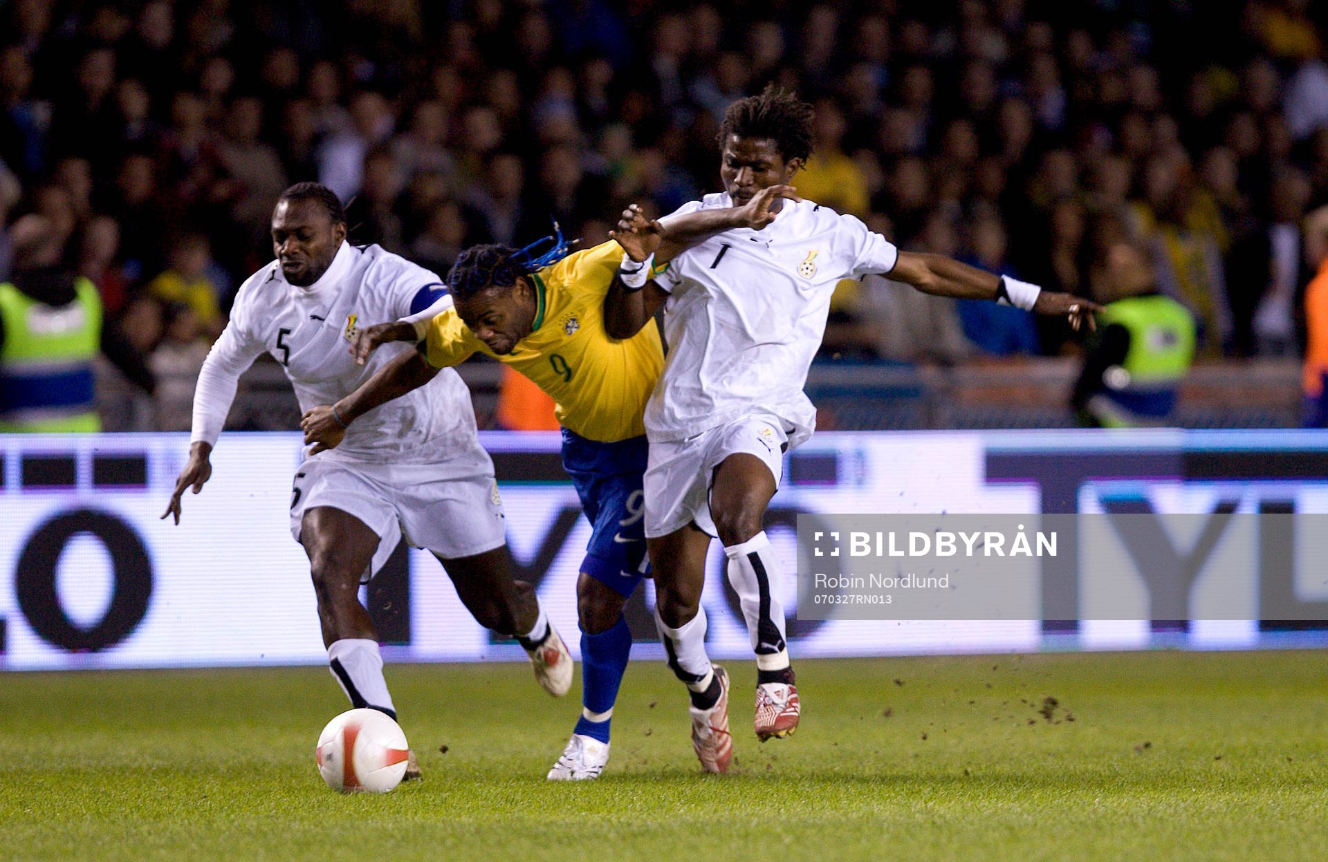 Vagner Love, Brasilien mot John Mensah och Sammy Adjei,