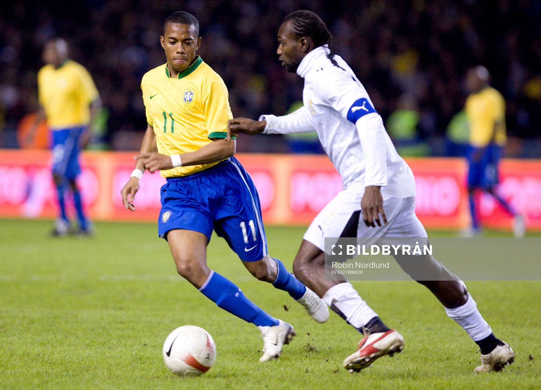 Robinho, Brasilien mot John Mensah, Ghana