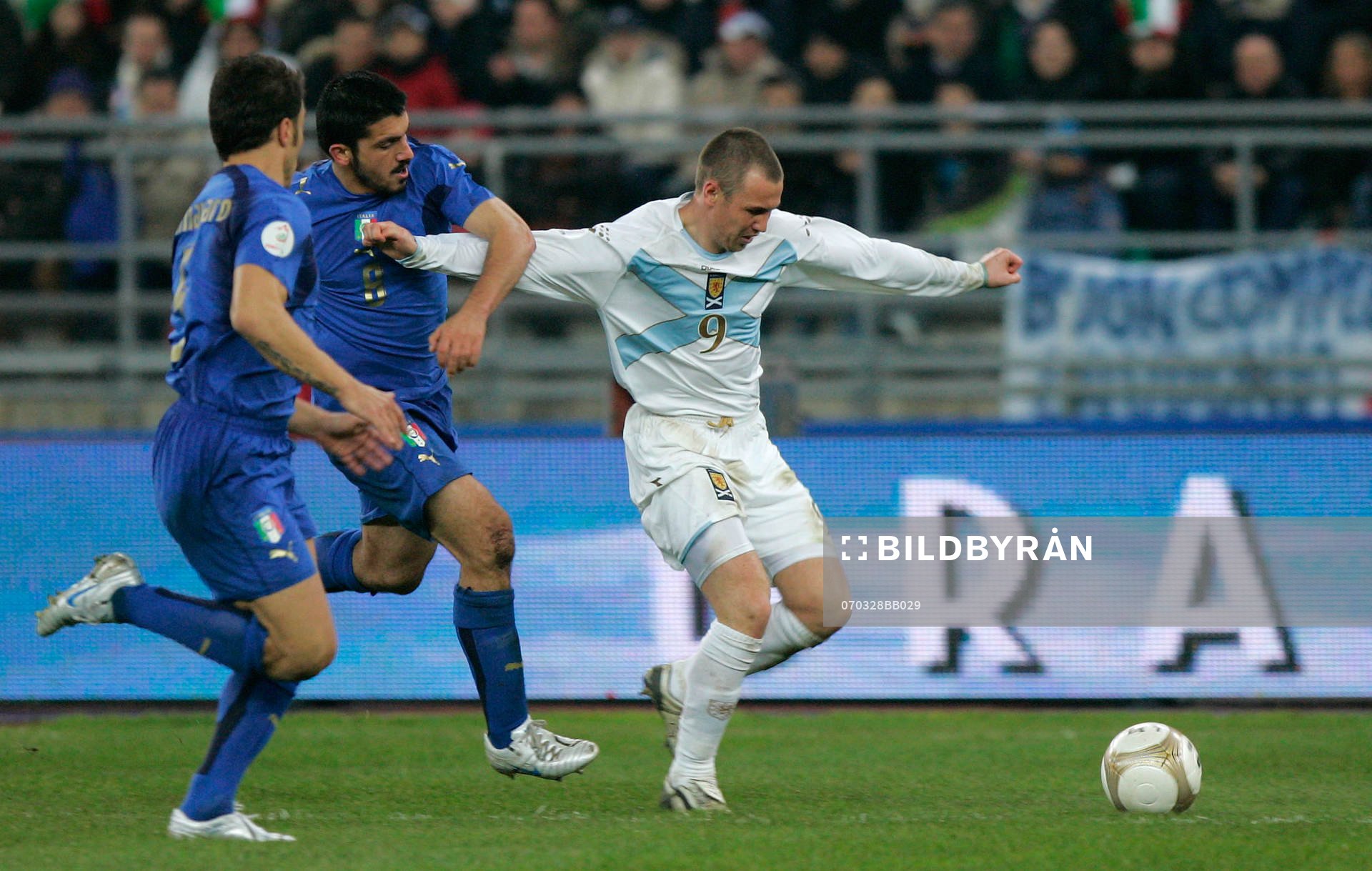  Kenny Miller, Skottland kämpar om bollen med Gennaro Gattuso och Fabio Cannavaro, Italien.