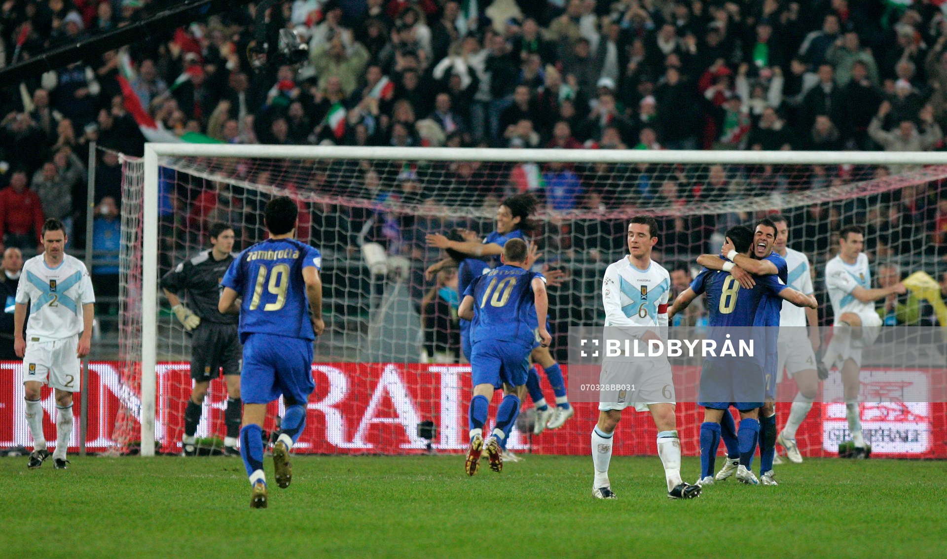  Italien jublar efter mål av Luca Toni.