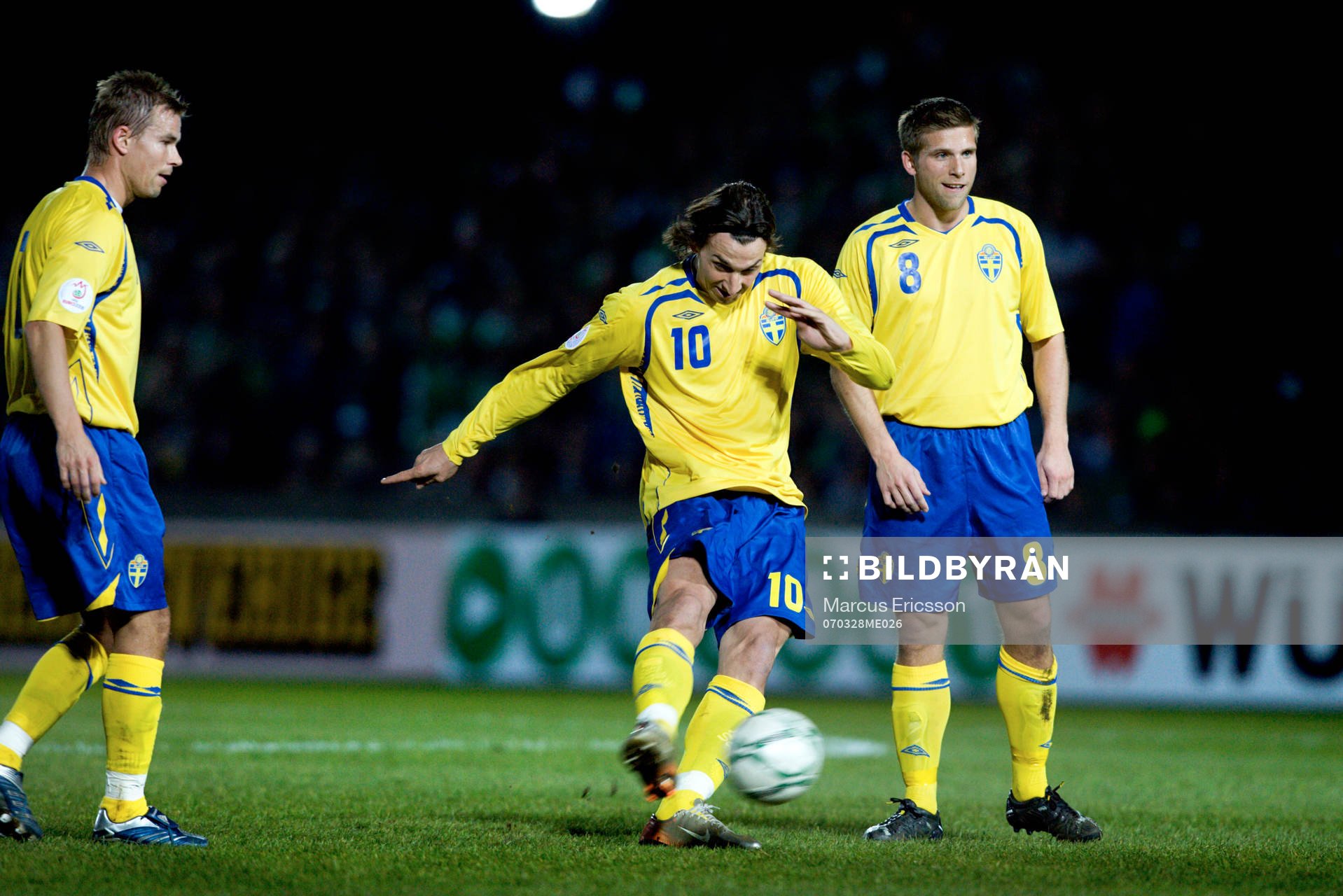  Zlatan Ibrahimovic lägger en frispark. Niclas Alexandersson och Anders Svensson