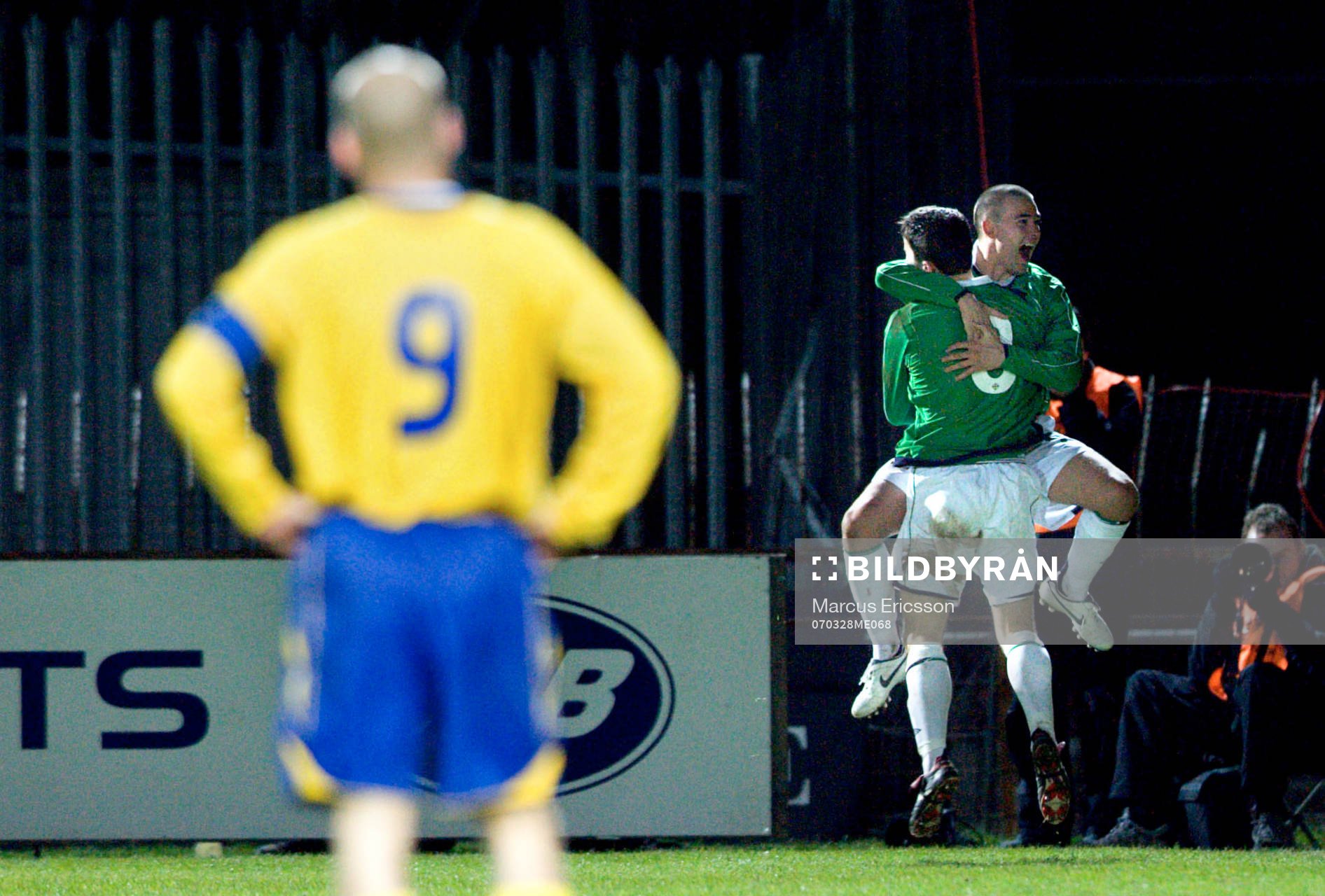  Damien Johnson och David Healy jublar tillsammans medan Fredrik Ljungberg tittar på