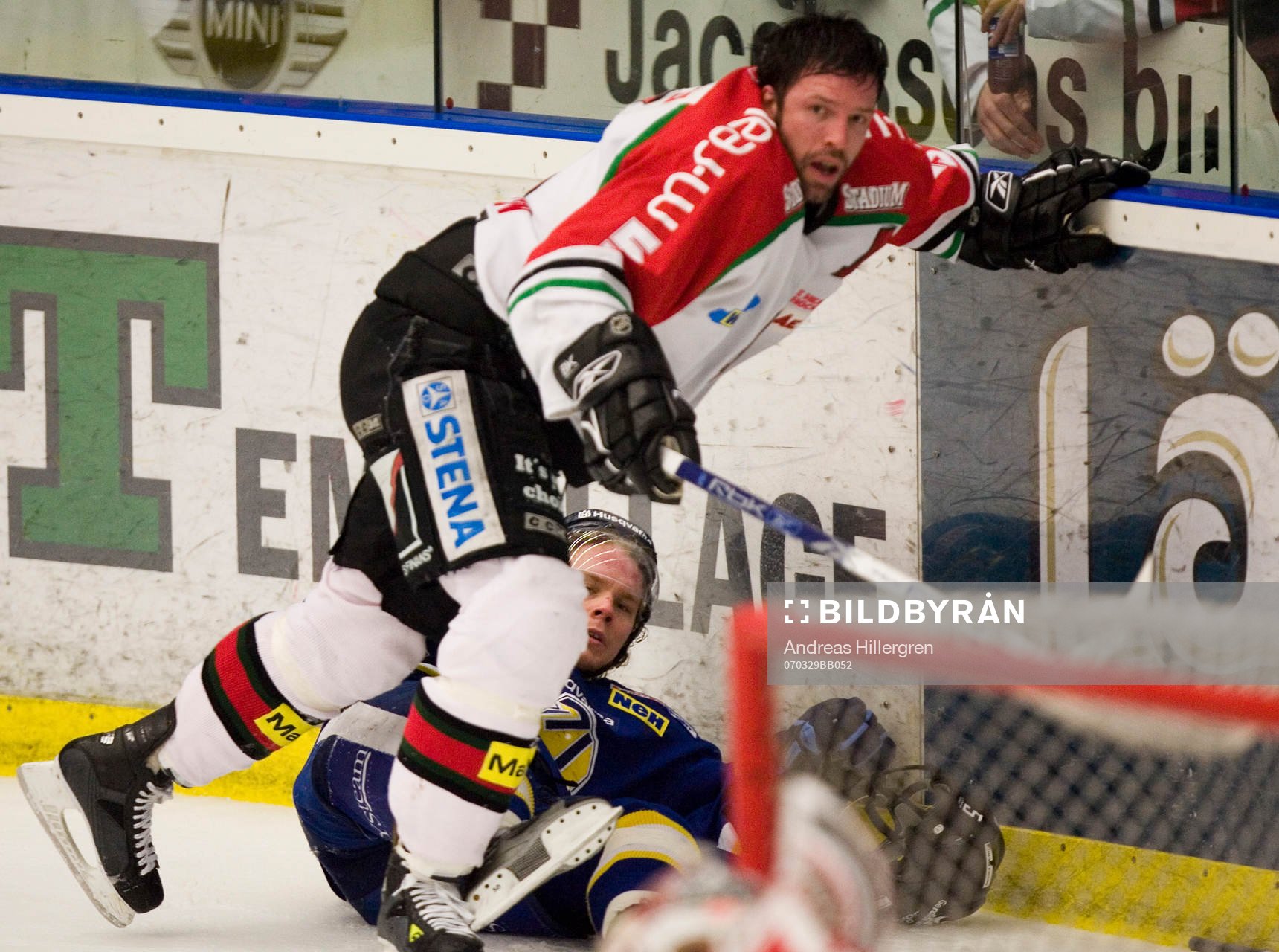 Hasse Jonsson pucklar på Andreas Jämtin