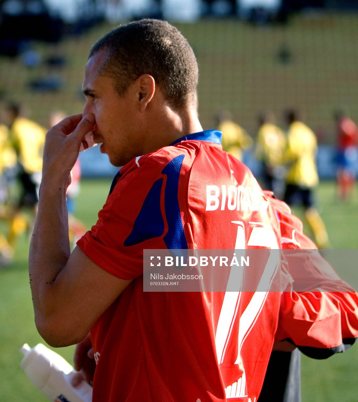 Henrik Larsson, Helsingborg, fick ett stenhårt skott på