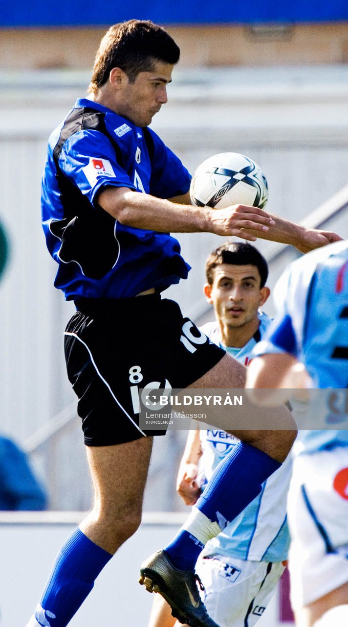 Ajsel Kujovic tar ner bollen framför Safari
