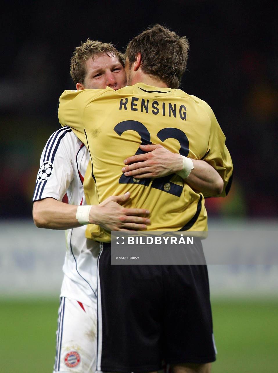  Bastian Schweinsteiger, Bayern, kramar om den unge målvakten Michael Rensing efter slutsignalen.