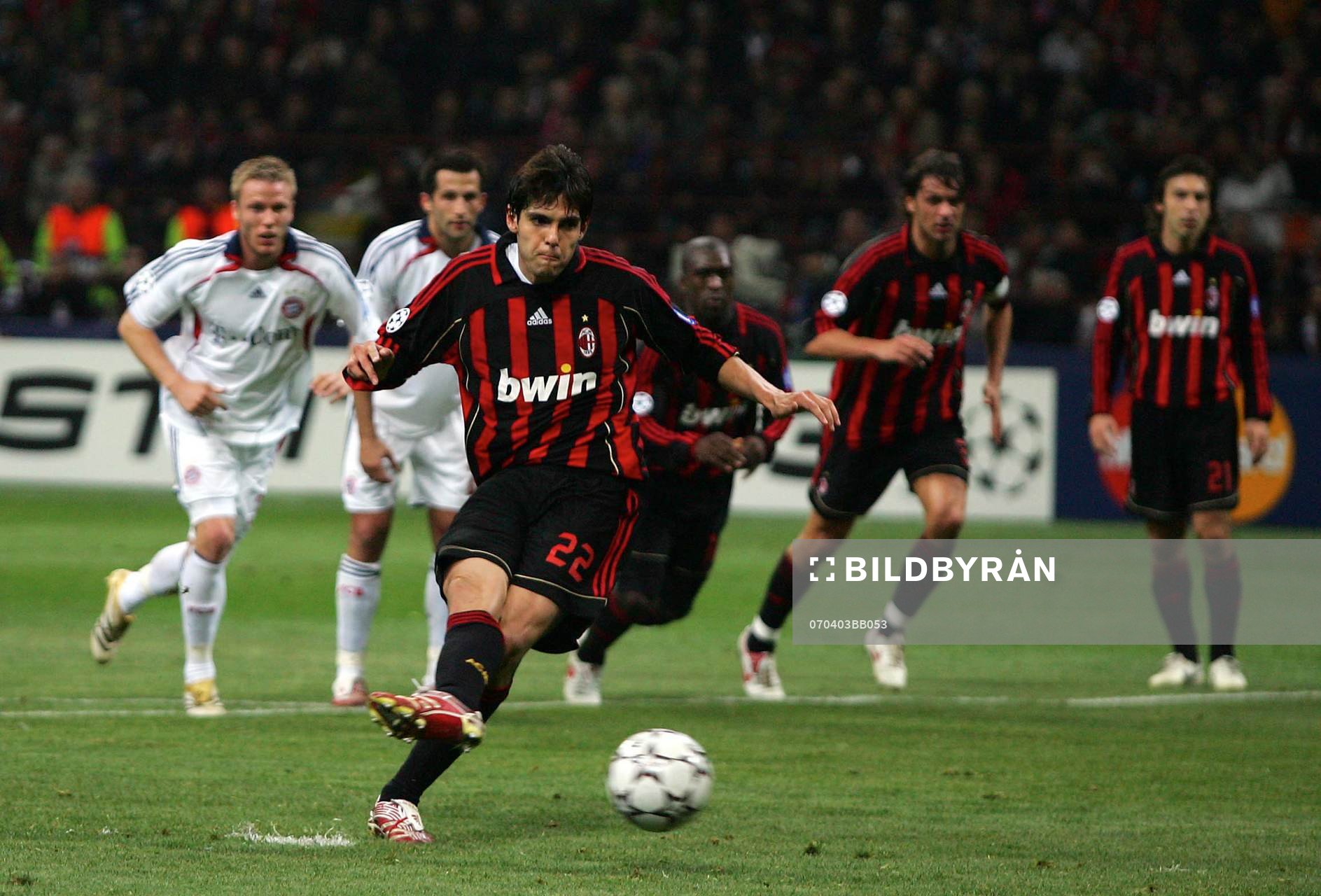  Kaka, Milan, gör Milans andra mål från straffpunkten.
