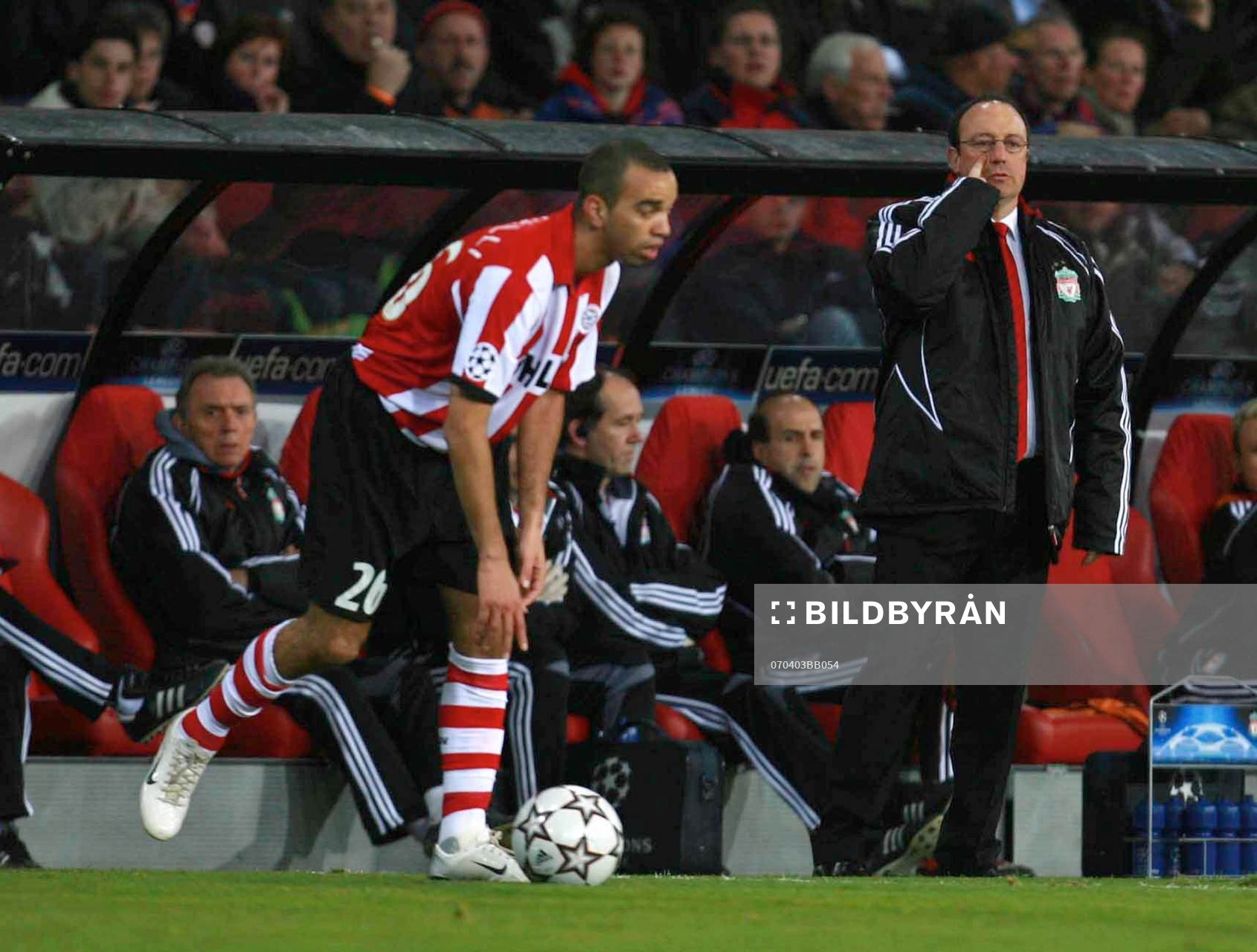  Rafael Benitez, tränare, Liverpool, kommenderar sina spelare.