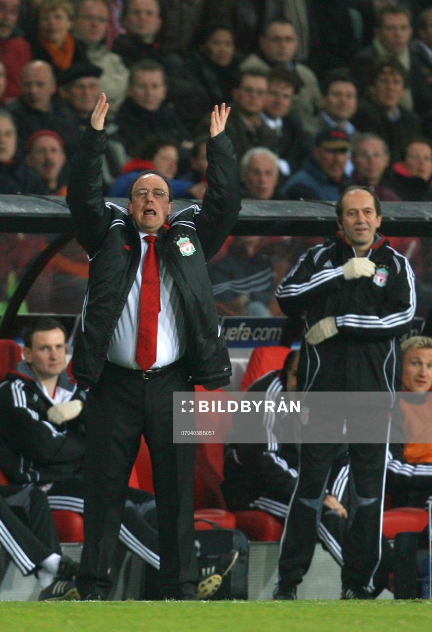  Liverpools manager, tränare, Rafael Benitez slår ut med armarna efter ett domslut som gått mot hans lag 