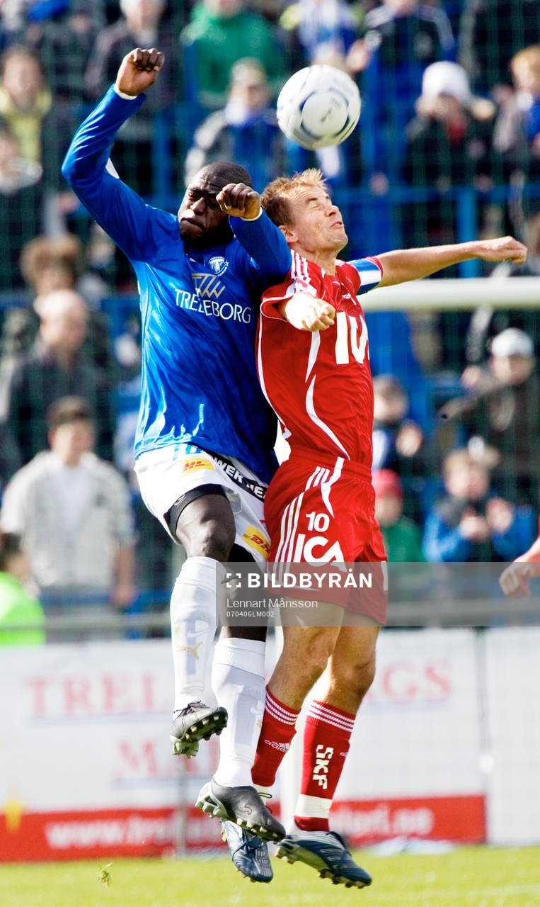 Niclas Alexandersson och Michael Mensah nickduellerar