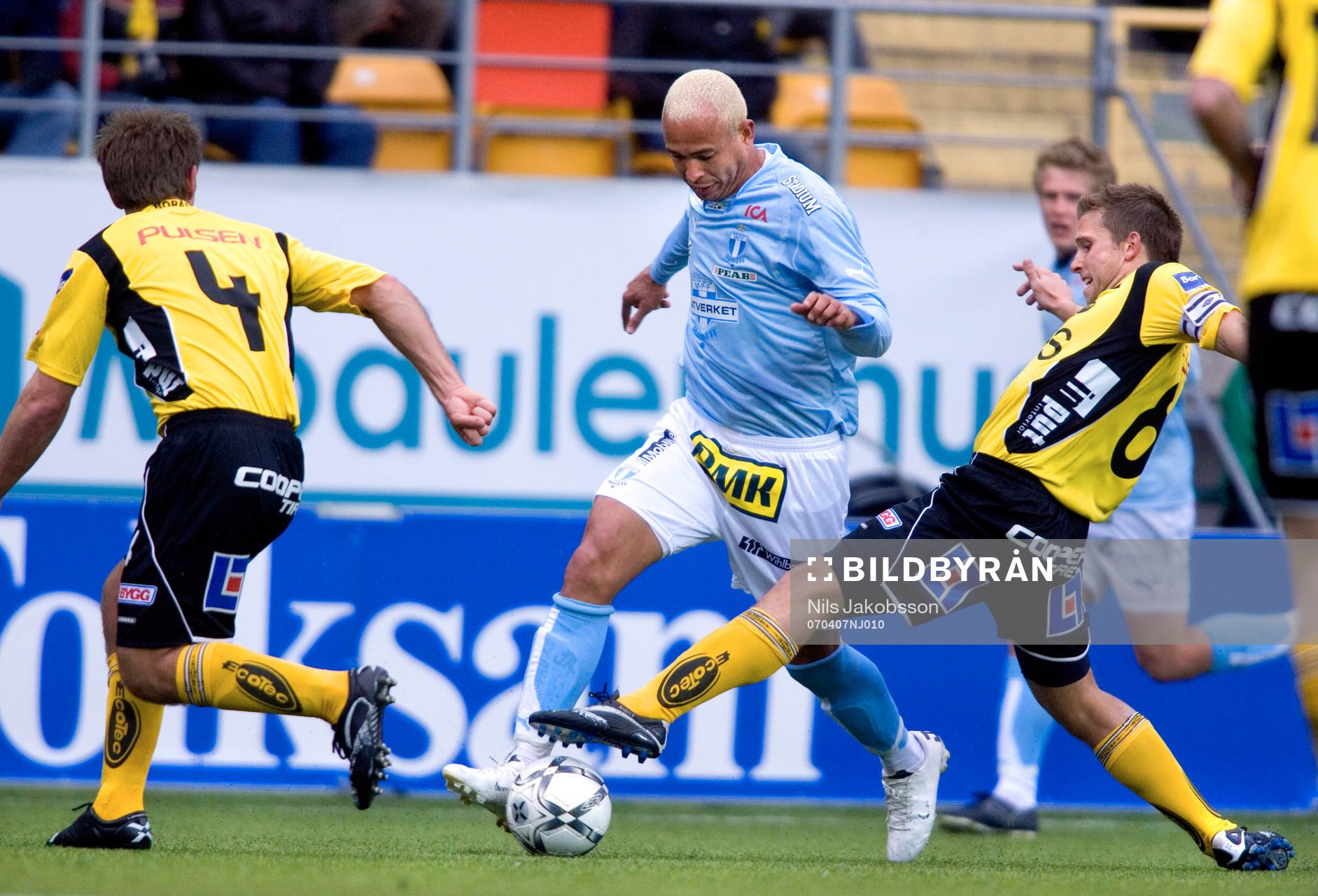Junior, Malmö FF, snurrar upp Anders Svensson och Johan