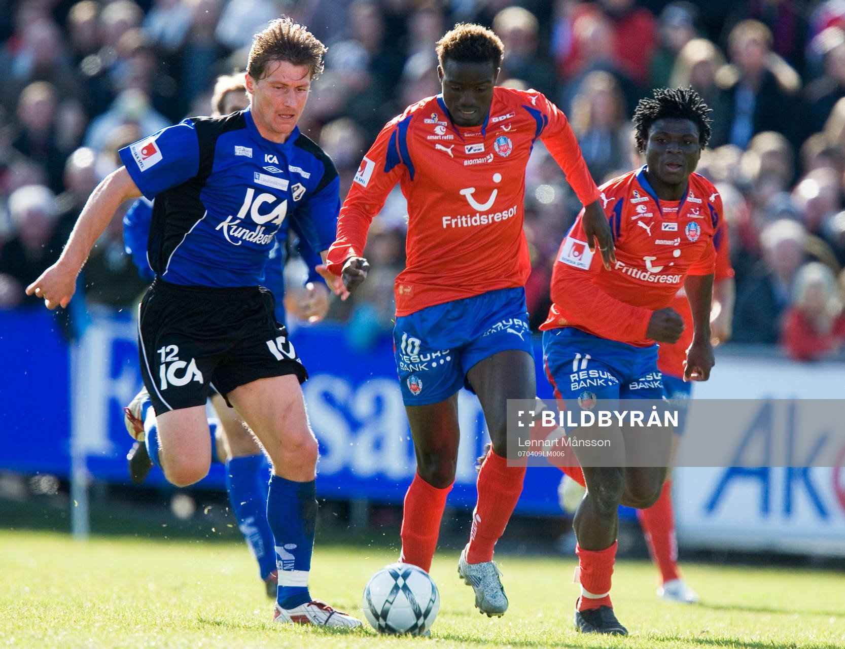 Tomas Zvirgzdauskas, målskytten, jagar två HIF-are,