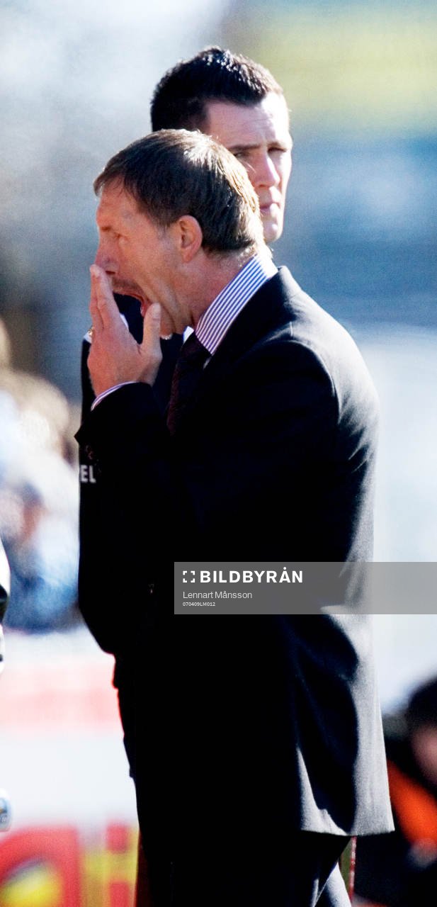 Stuart Baxter gäspar när han lämnar plan