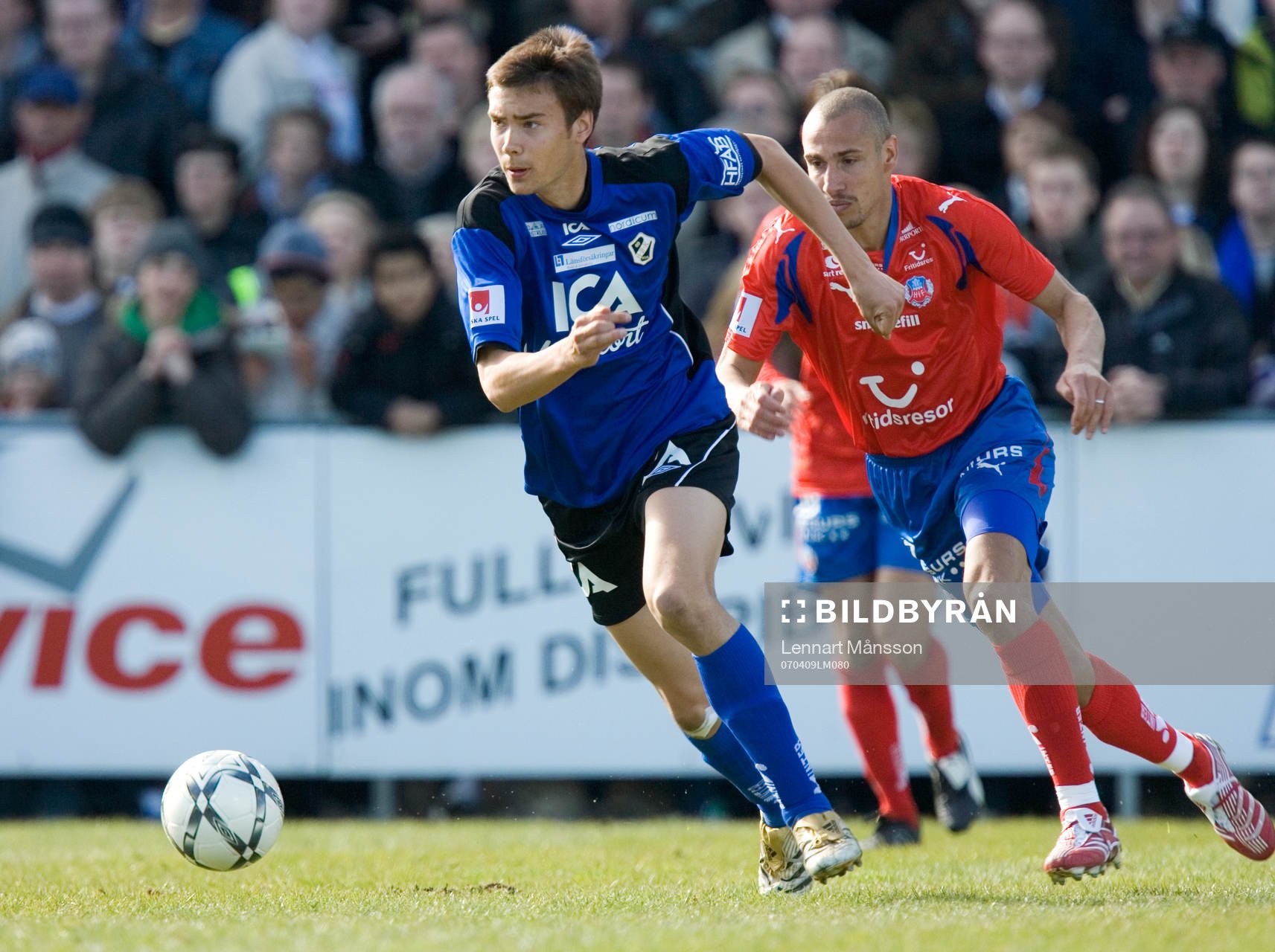 Tim Sparv, Halmstad, jagas av Henrik Larsson, Helsingborg