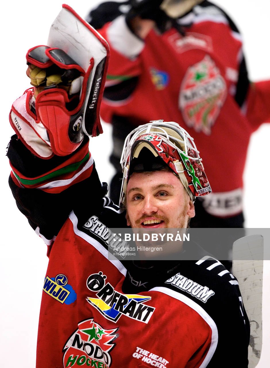 5-1 slutresultat. Mikael Zajkowski, målvakt tackar fansen