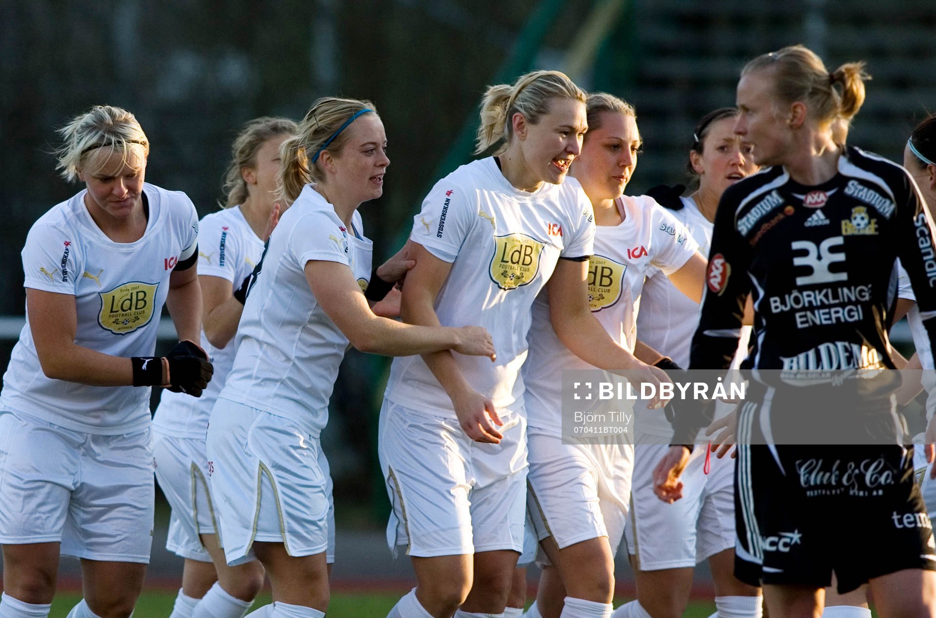 Fotboll, Damallsvenskan, Bälinge - Malmö: Ásthíldur Helgadottír, Malmö gratuleras efter 0-1, jubel.      