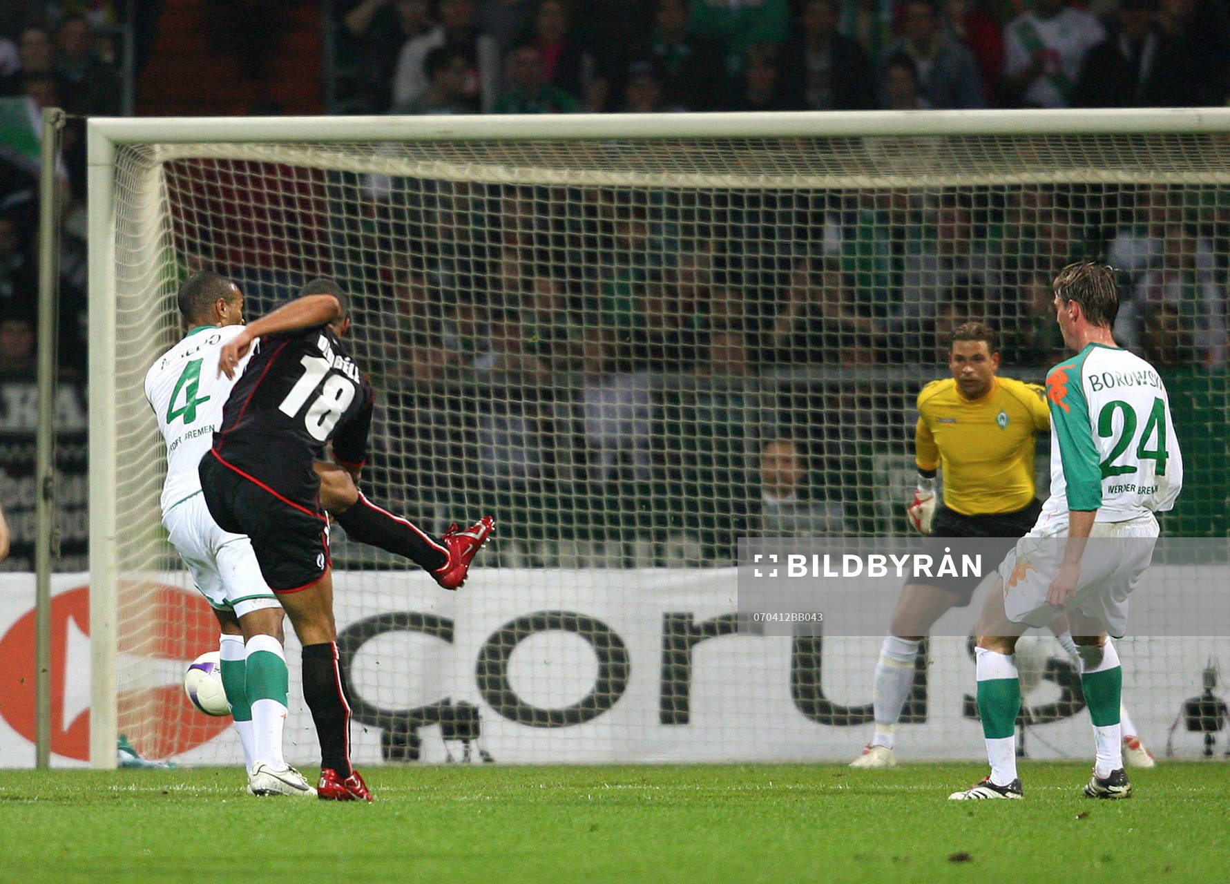  Moussa Dembele, Alkmaar, Naldo links, Torwart Tim Wiese, Tim Borowski,  Bremen