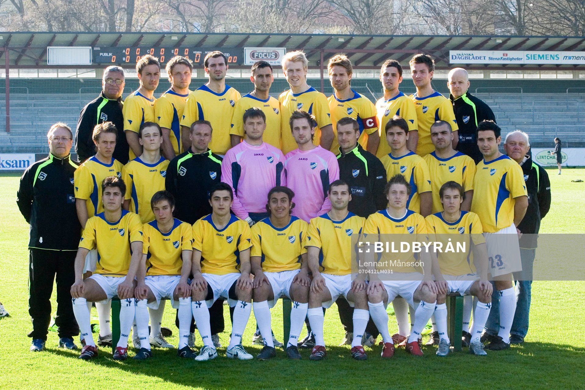  Bakre raden frv,  Roland Karlsson, lagledare, Joakim Persson,  Jörgen Svensson, Lirim Sali, Azeem Razwan, Niklas Hansson, Martin Abrahamsson, Philip Brandgård, Robin Nilsson Bogdanovic, Johan Grönroos, målvaktstränare.