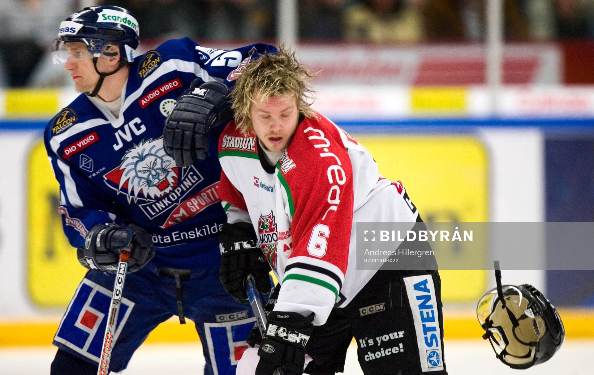 Mikael Håkansson drar hjälmen av Tobias Enström