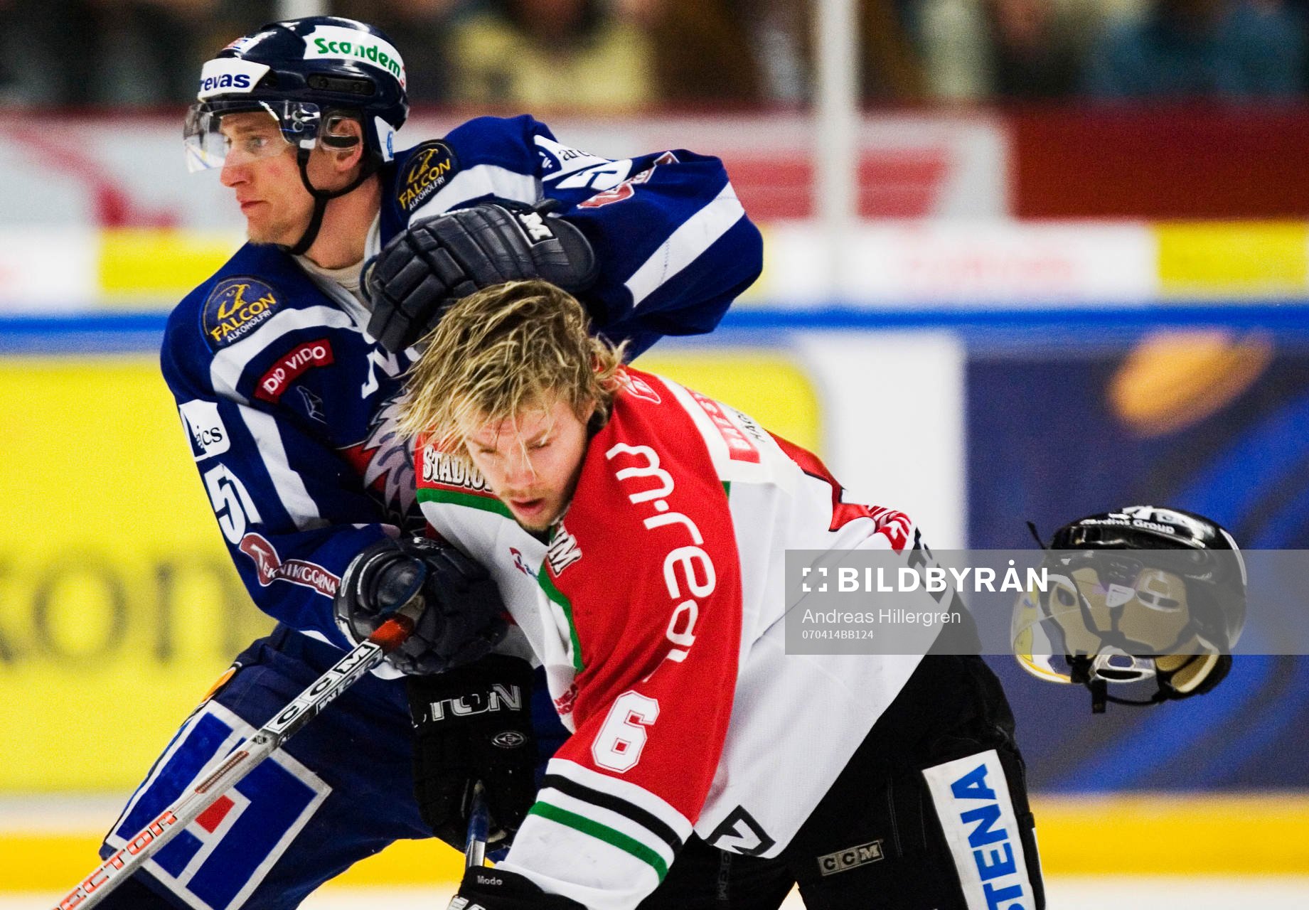 Mikael Håkansson drar hjälmen av Tobias Enström