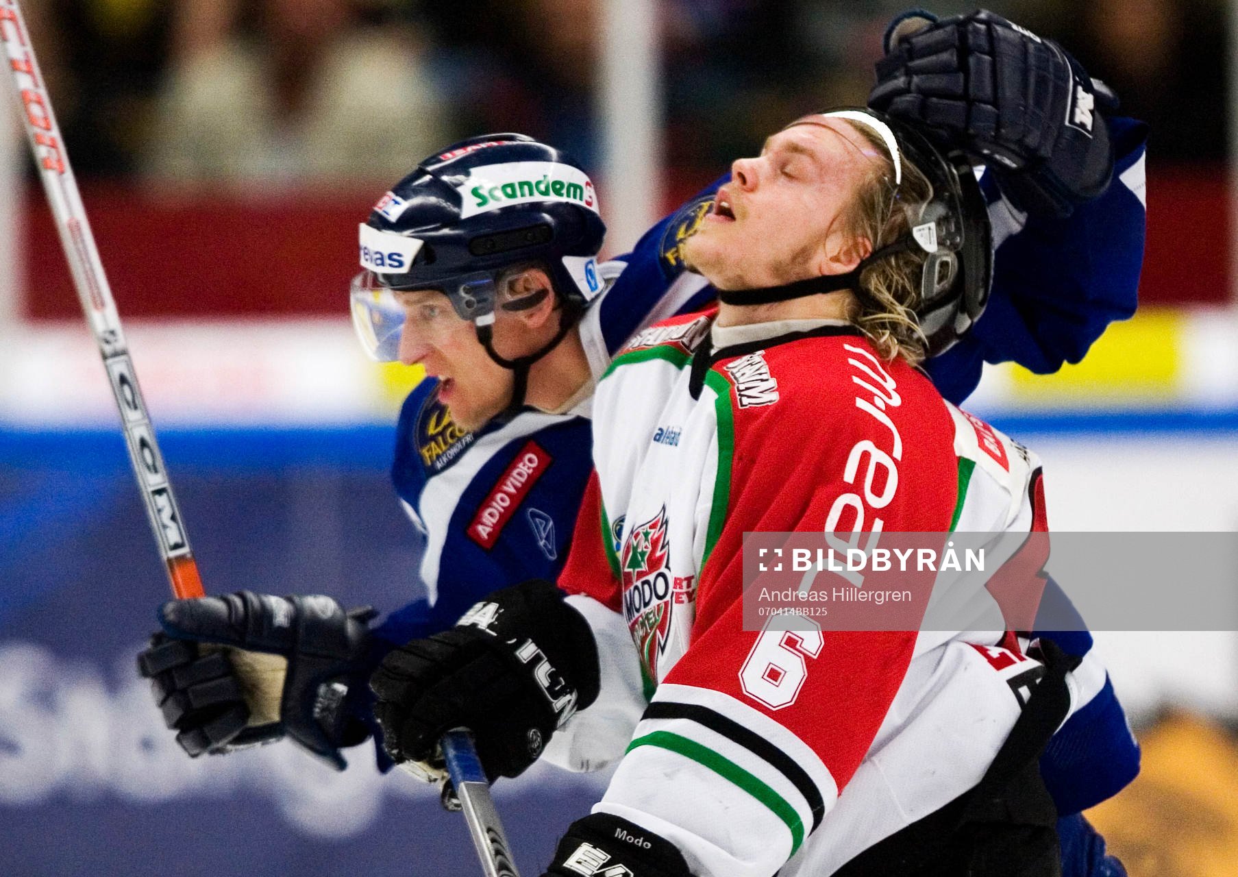 Mikael Håkansson drar hjälmen av Tobias Enström
