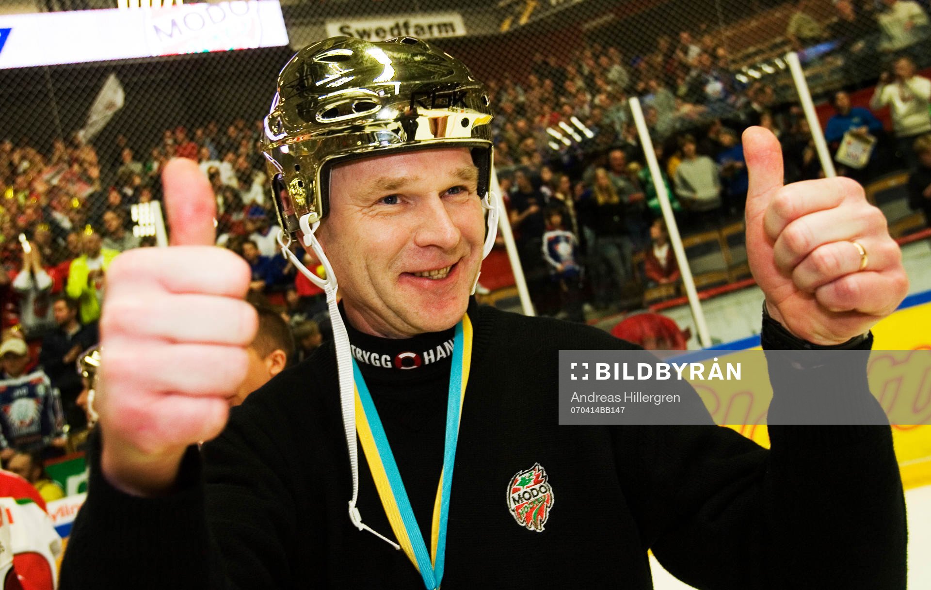 SM-guld till Modo, jubel. Harald Lückner, tränare.