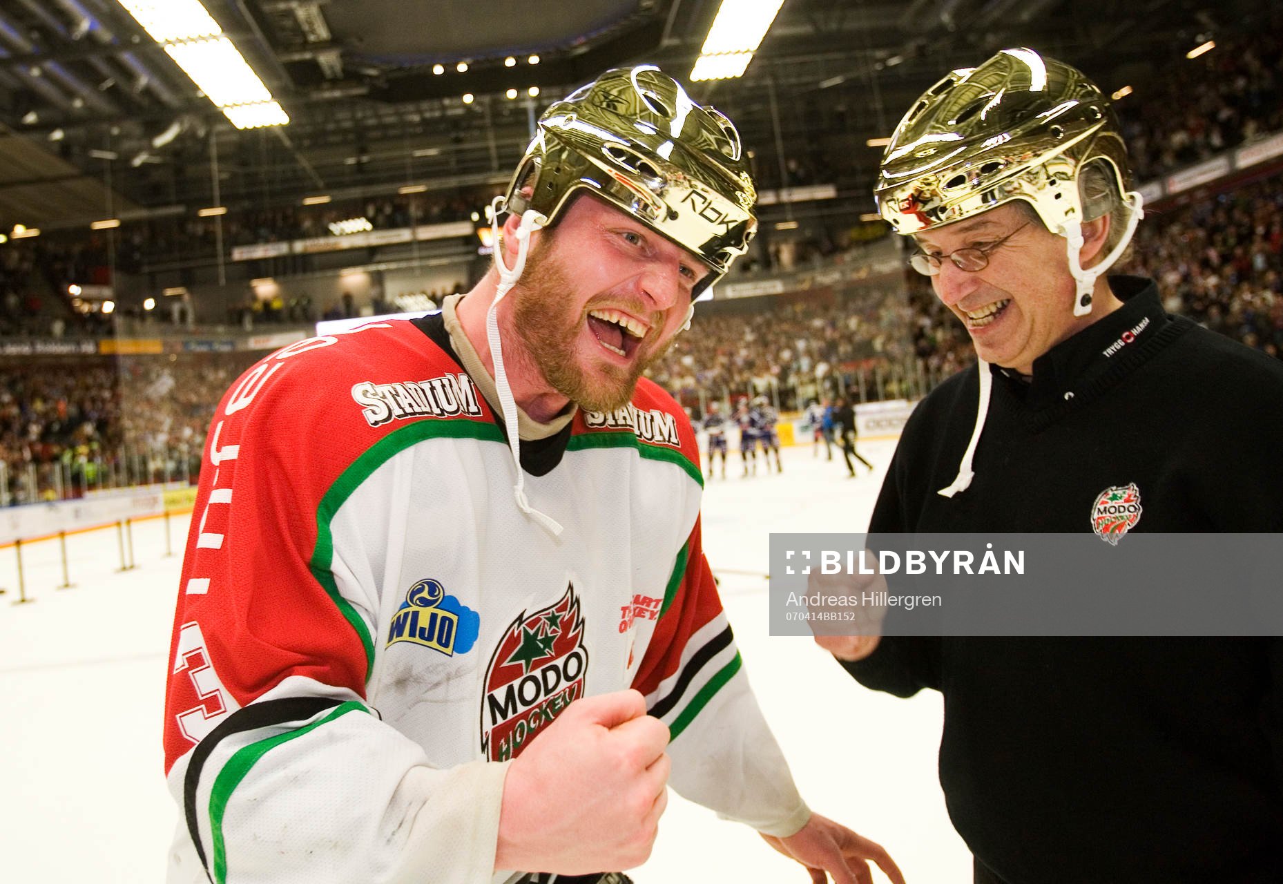 SM-guld till Modo, jubel. Mattias Timander och läkare