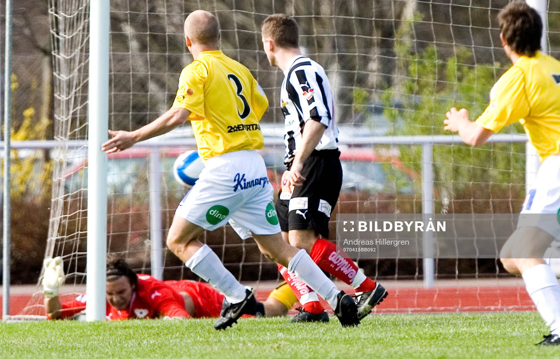 Björn Carlsson lägger in bollen i Peter Karlsson,