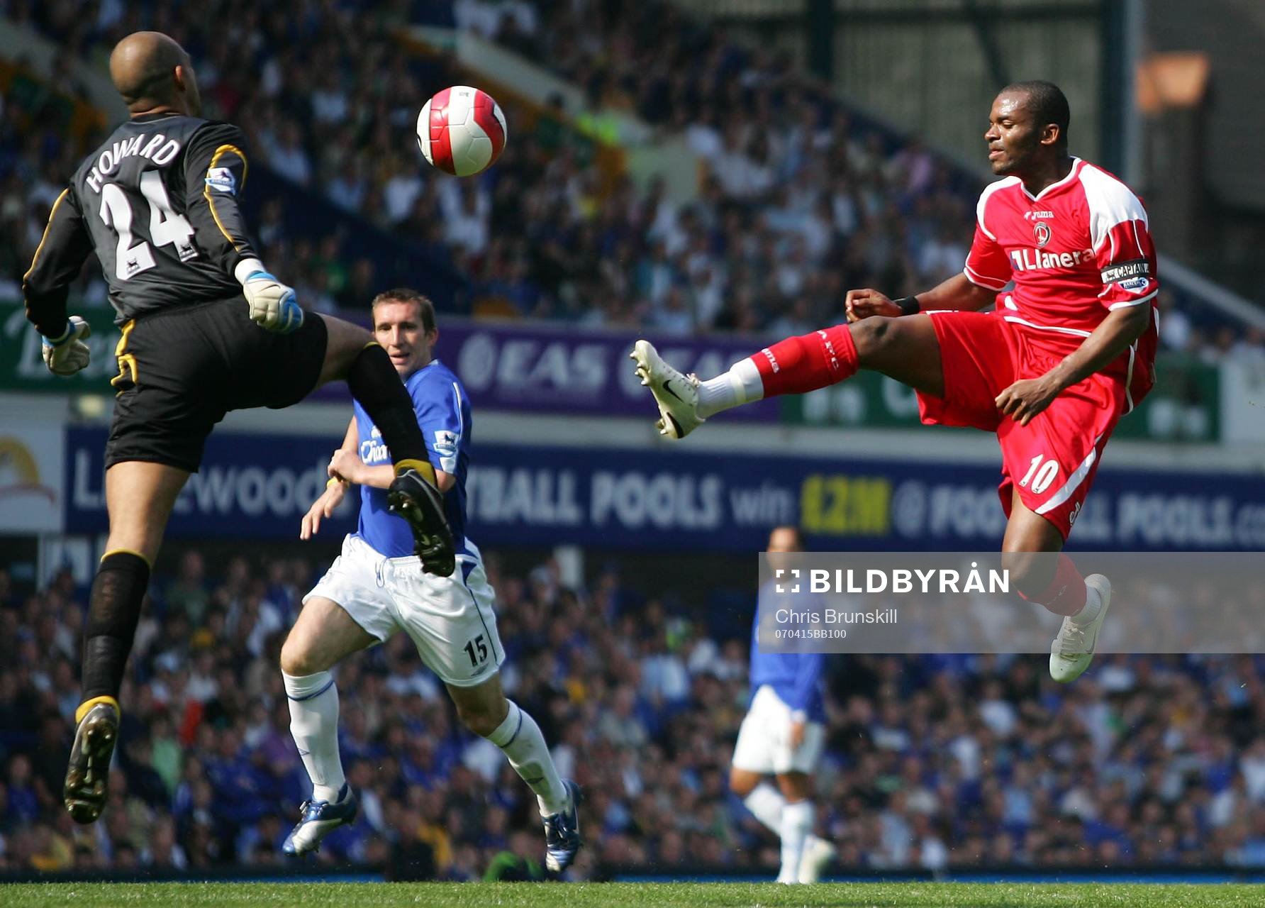  Darren Bent, Charlton, missar mål mot Tim Howard, Everton.