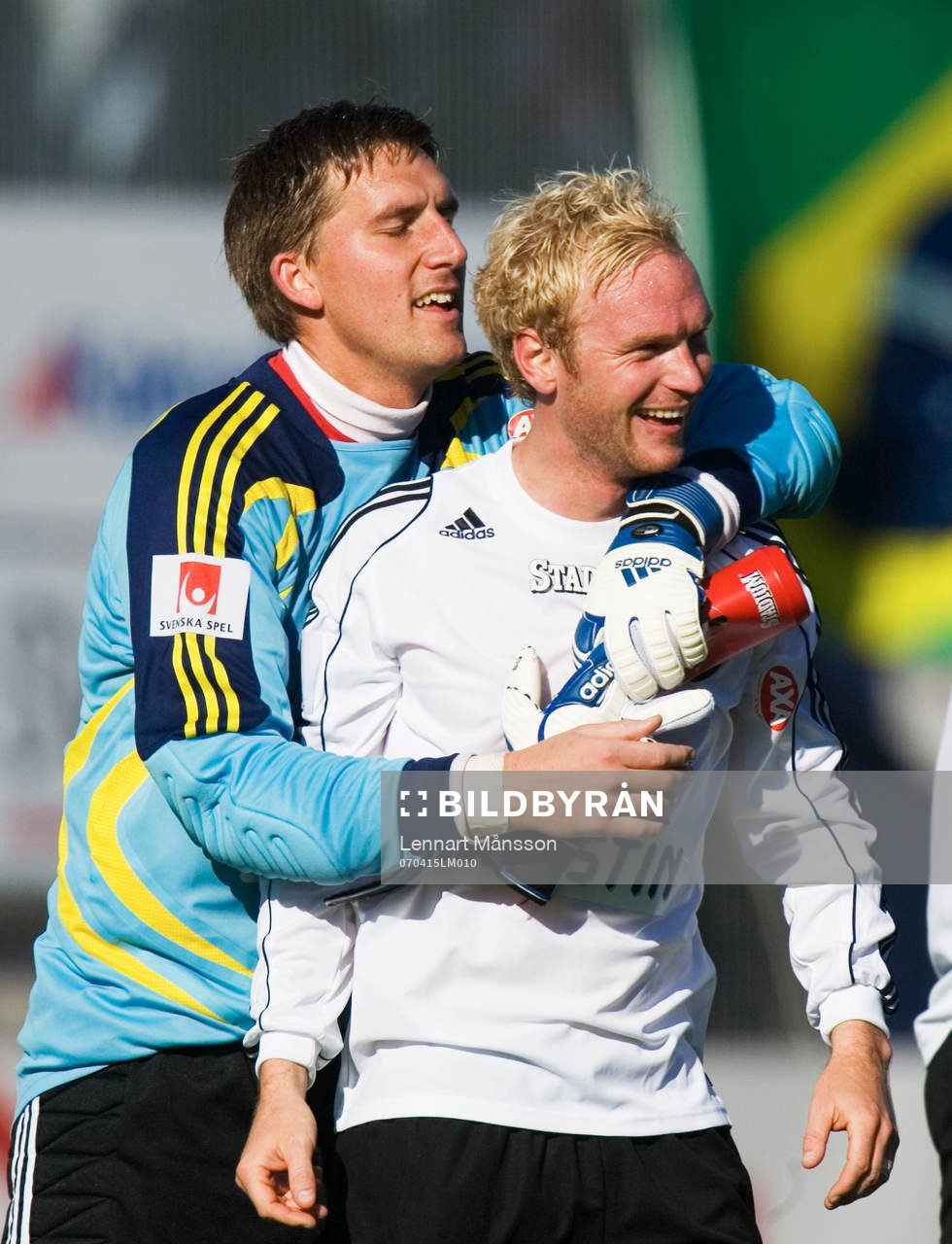 BP-målvakten Kristoffer Björklund kramar Martin Ekström.
