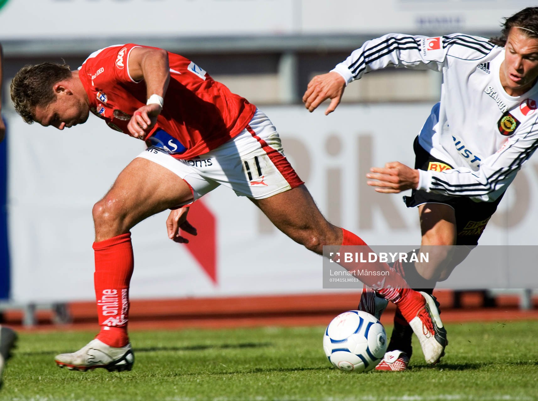 Fabio Augusto får en knuff av unge Albin Ekdal