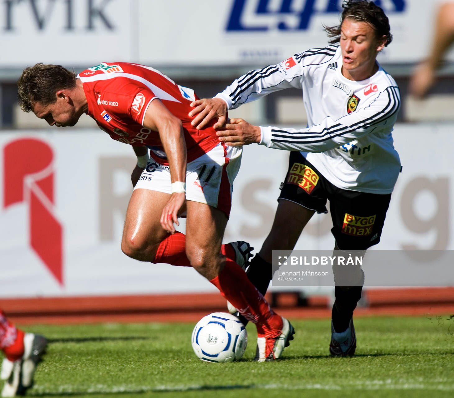 Fabio Augusto får en knuff av unge Albin Ekdal