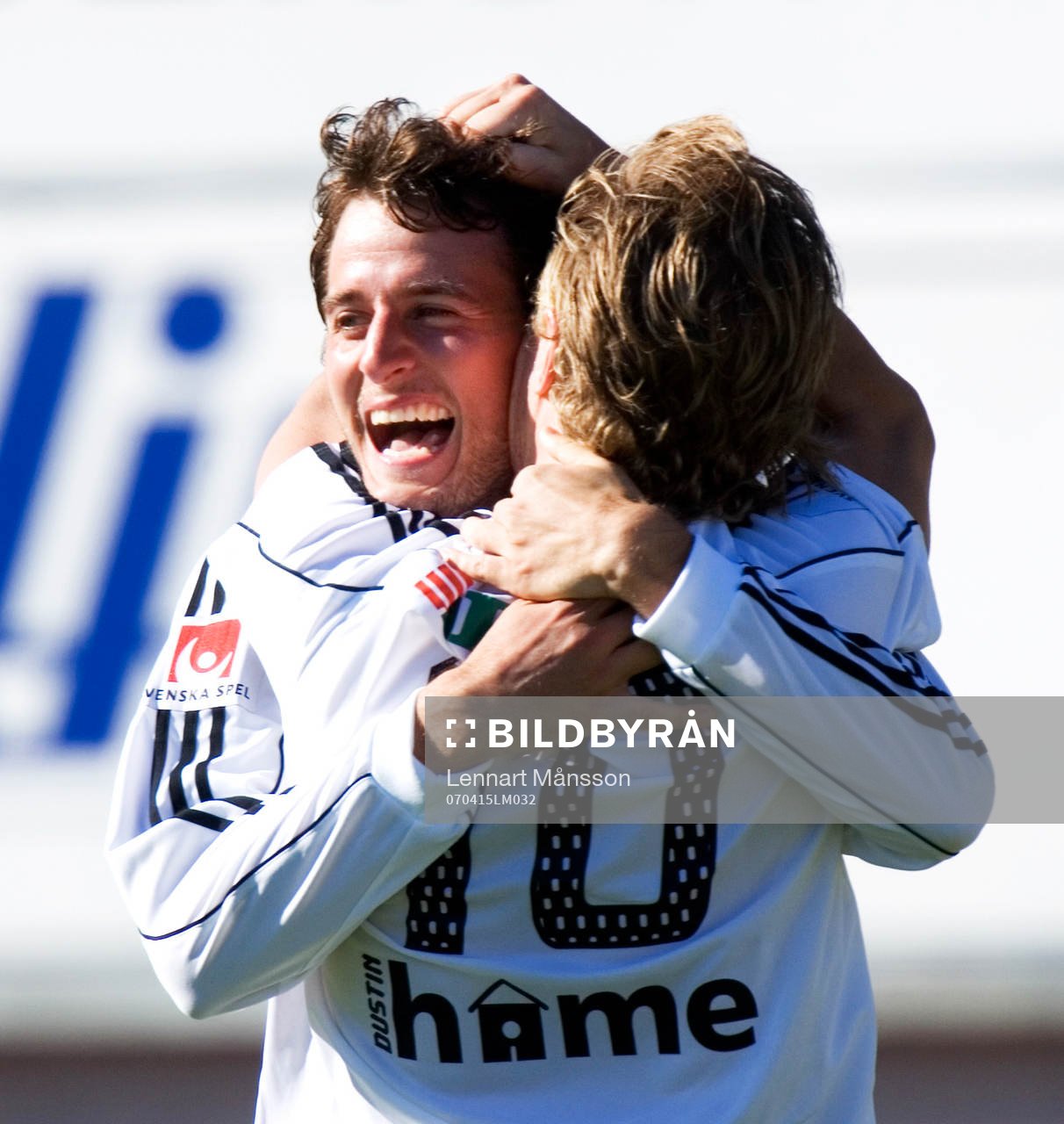  0-1, Olof Guterstam, som grattas av Tommy Lycén. Jubel, glädje.