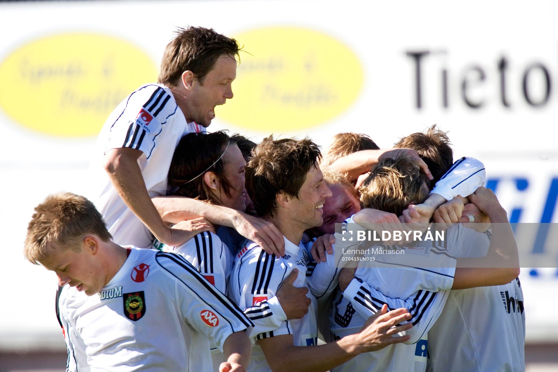 0-1, Olof Guterstam, som grattas av bland annat 2-2 skytten