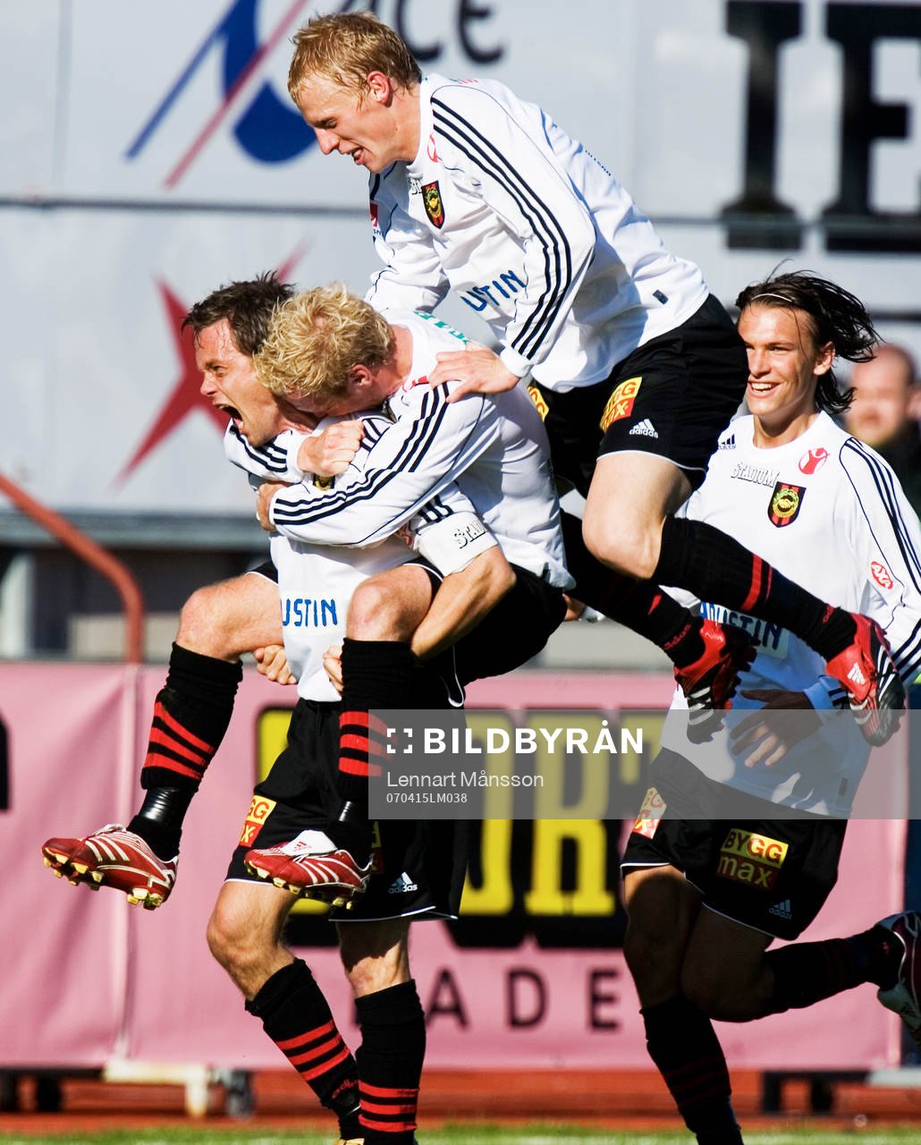 2-2, Jon Persson har svept in en frispark från långt