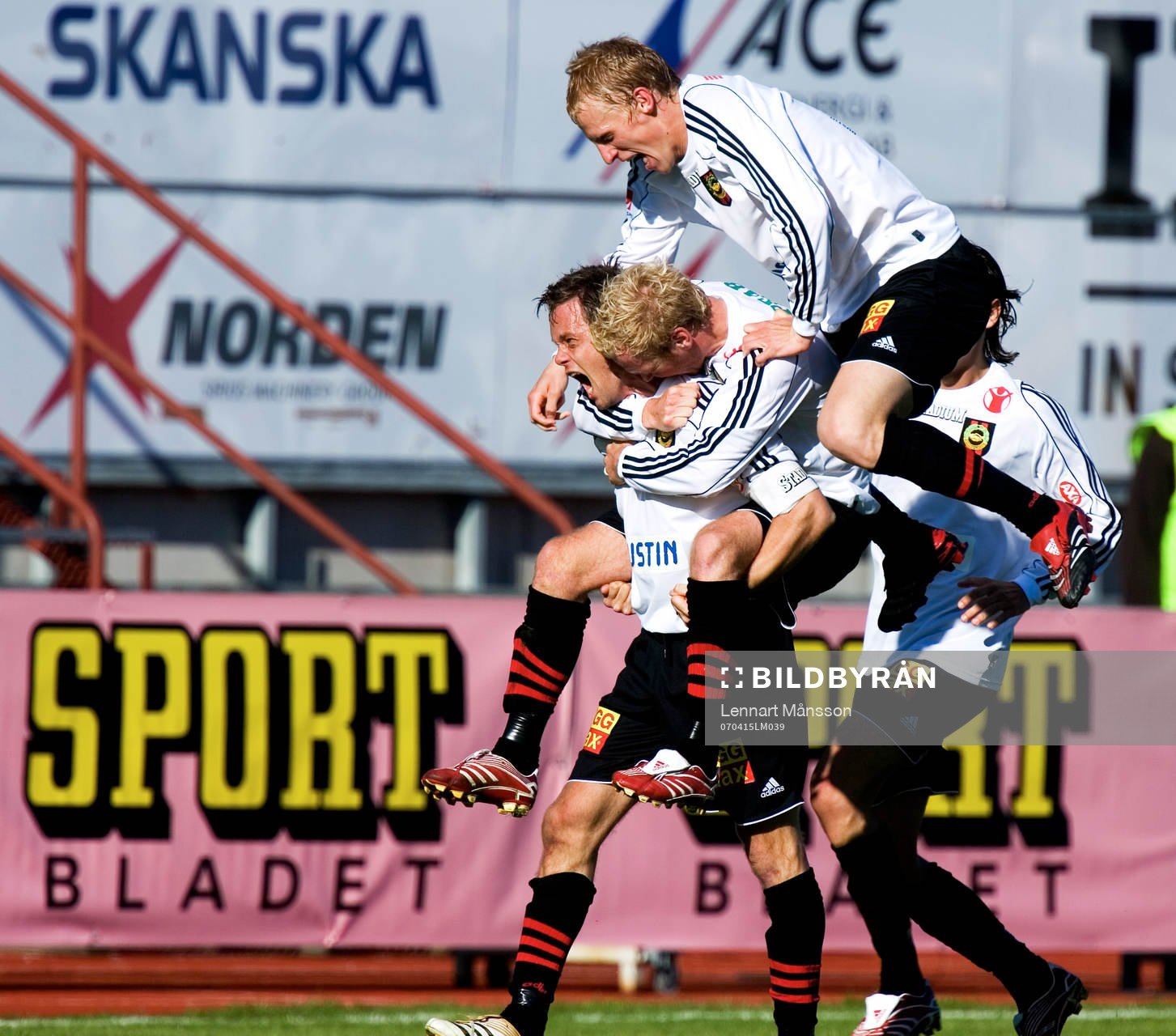 2-2, Jon Persson har svept in en frispark från långt