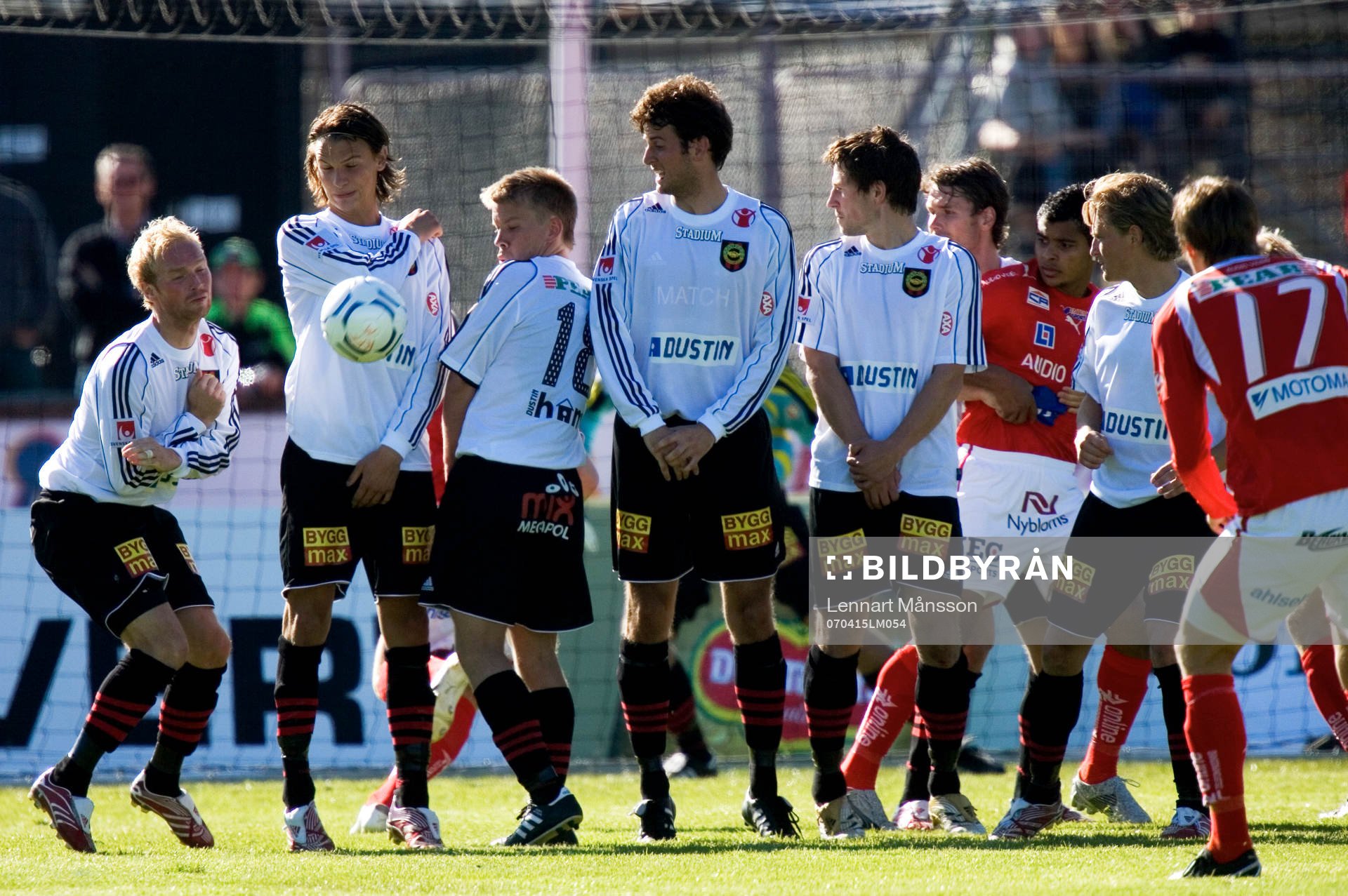  Martin Ekström, Albin Ekdal, Joakim Runnemo, Olof Guterstam och Tomas Lagerlöf, Brommapojkarna, står i mur. Frispark.