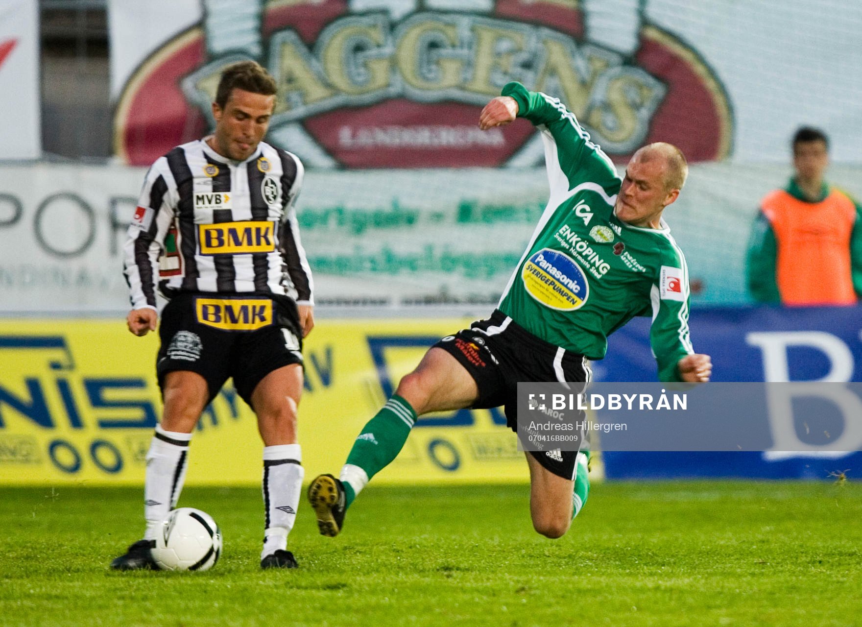 Lai Valentino och Aivar Anniste. gult kort, glidtackling,