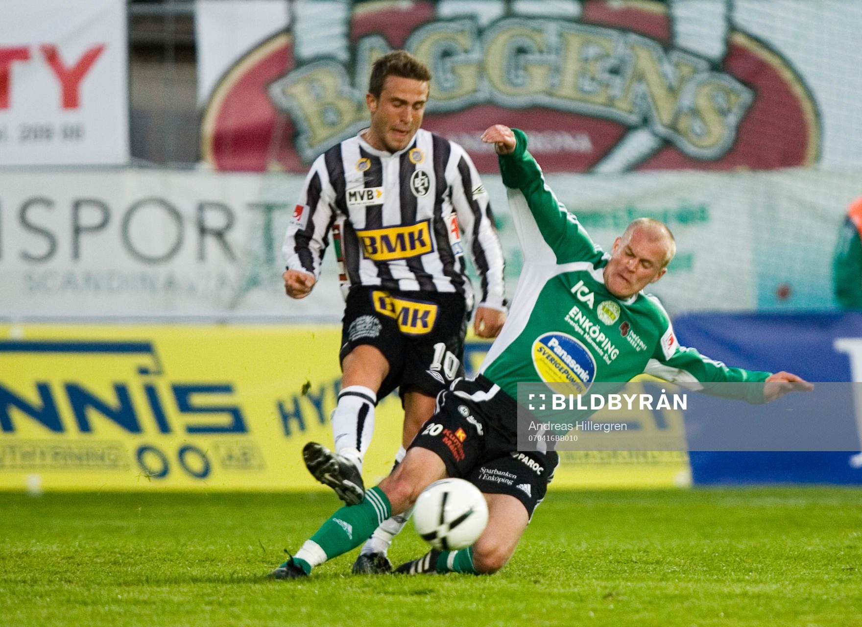 Lai Valentino och Aivar Anniste. gult kort, glidtackling,