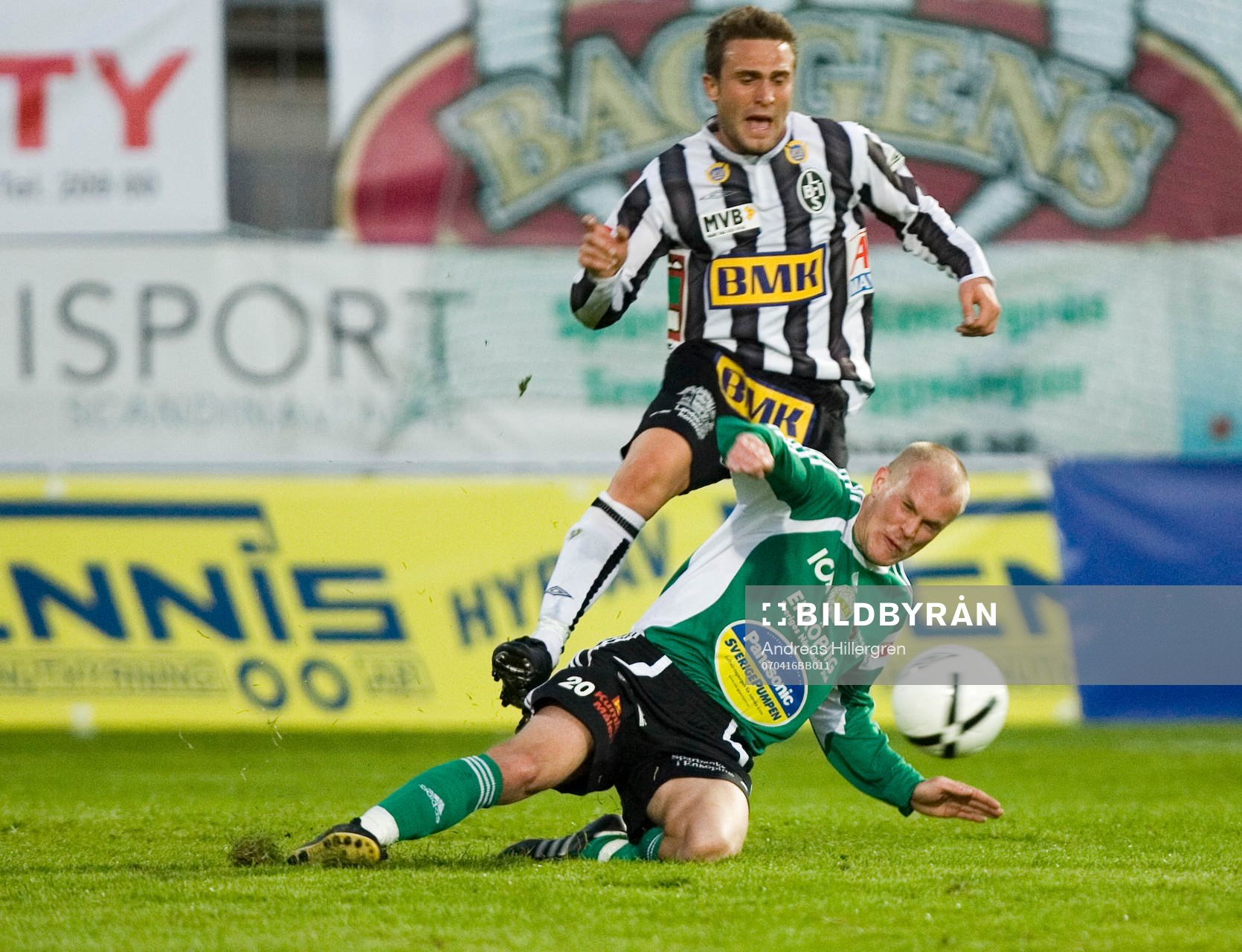Lai Valentino och Aivar Anniste. gult kort, glidtackling,