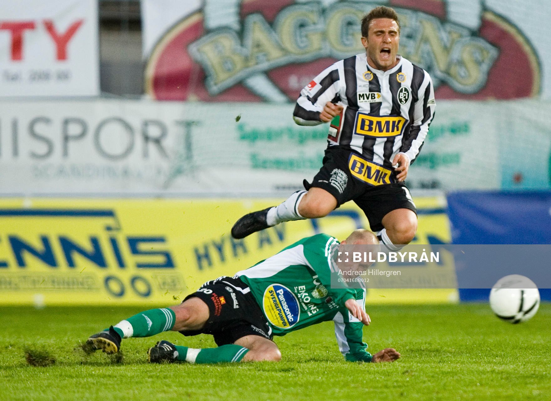 Lai Valentino och Aivar Anniste. gult kort, glidtackling,