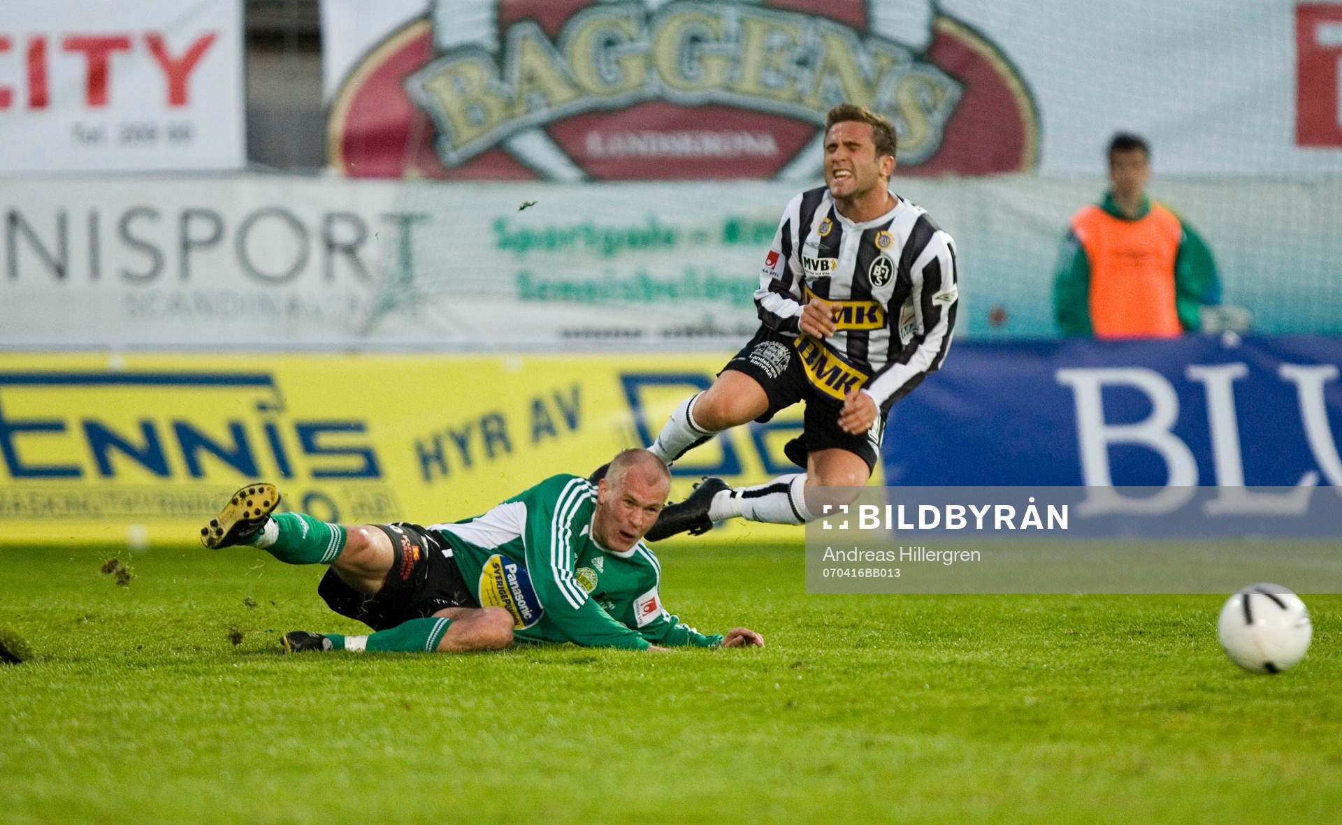 Lai Valentino och Aivar Anniste. gult kort, glidtackling,