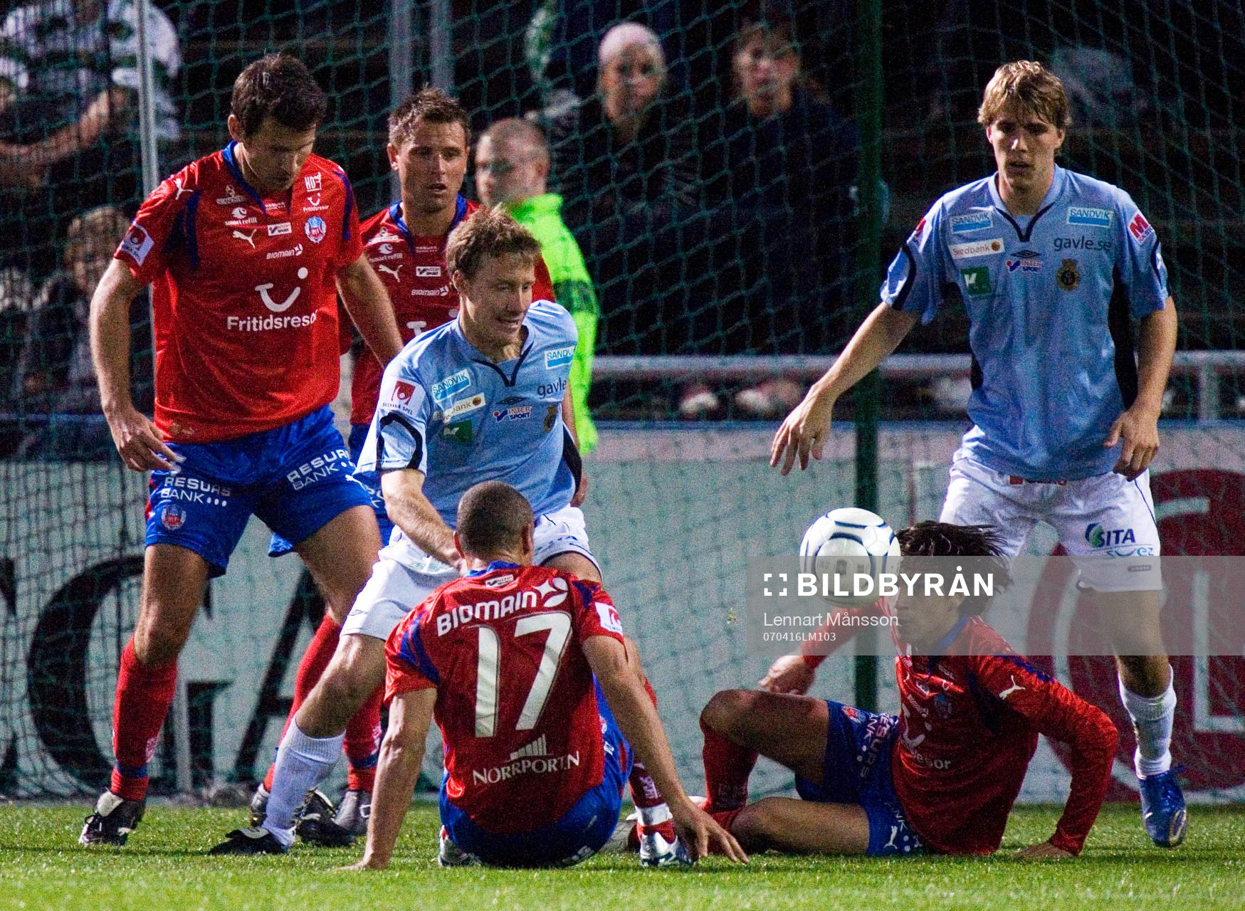  Andreas Jakobsson, Erik Wahlstedt, Henrik Larsson och Franco Miranda, Helsingborg och Daniel Ytterbom och Johan Oremo, Gefle. Sitt, sittande, röra